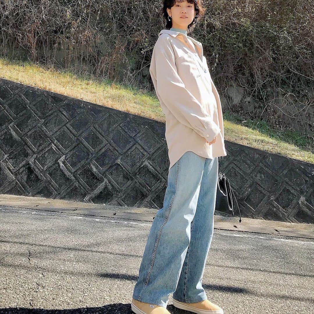 ryo0809appleさんのインスタグラム写真 - (ryo0809appleInstagram)「#coordinate ・ ・ ・ shirt&knit... @coca_official_store  jeans&bag... @uniqlo_jp  ・ ・ ・ くすみグリーンとデニムのブルーの色合わせが春っぽくて可愛いけど、私の年齢的にキツいからベージュのシャツで中和させる。 ・ ・ ・ #服記録 #プチプラコーデ #プチプラ #プチプラファッション #ママコーデ #ママファッション #アラフォーコーデ #40代コーデ #アラフォーママ #高身長コーデ #高身長女子 #先日のコーデ #kaumo_fashion #locari #ponte_fashion #mineby3mootd #ママスタグラム #coca_code #uniqlo #ユニクロ #ユニジョ #ユニクロデニム族 #ユニデニ  #カジュアルコーデ」2月19日 12時42分 - ryo0809apple