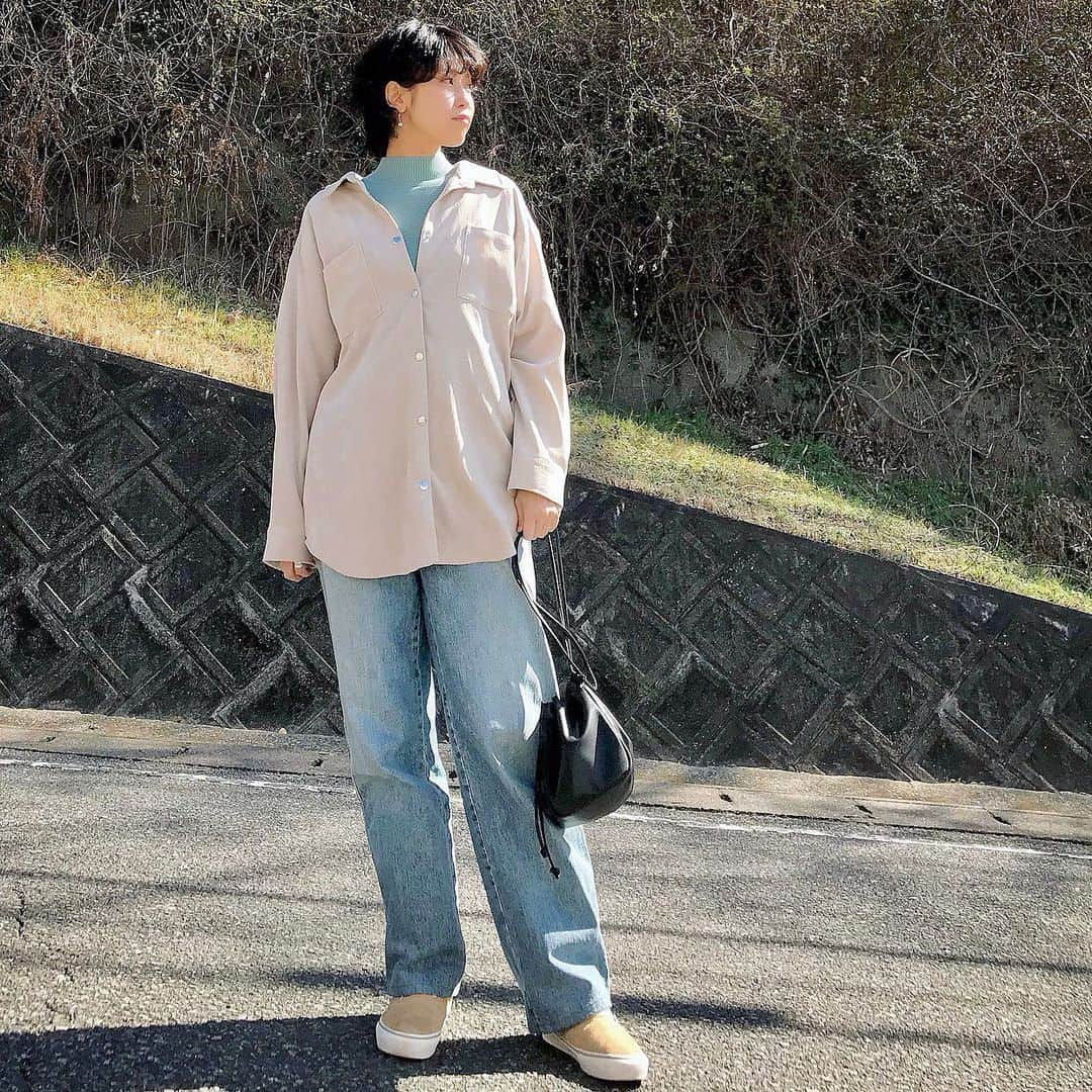 ryo0809appleさんのインスタグラム写真 - (ryo0809appleInstagram)「#coordinate ・ ・ ・ shirt&knit... @coca_official_store  jeans&bag... @uniqlo_jp  ・ ・ ・ くすみグリーンとデニムのブルーの色合わせが春っぽくて可愛いけど、私の年齢的にキツいからベージュのシャツで中和させる。 ・ ・ ・ #服記録 #プチプラコーデ #プチプラ #プチプラファッション #ママコーデ #ママファッション #アラフォーコーデ #40代コーデ #アラフォーママ #高身長コーデ #高身長女子 #先日のコーデ #kaumo_fashion #locari #ponte_fashion #mineby3mootd #ママスタグラム #coca_code #uniqlo #ユニクロ #ユニジョ #ユニクロデニム族 #ユニデニ  #カジュアルコーデ」2月19日 12時42分 - ryo0809apple