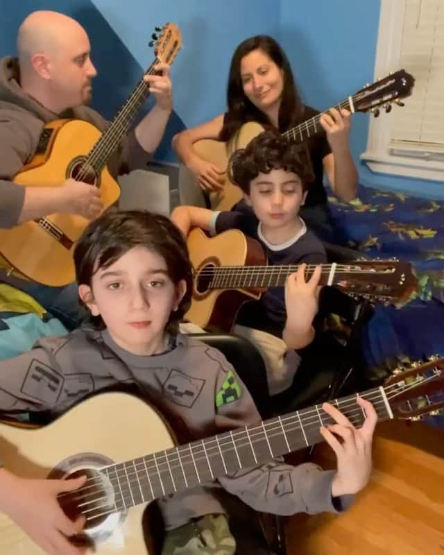 ヒラリー・スワンクのインスタグラム：「#SquadGoals !!! 👏🏽👏🏽👏🏽👏🏽  📹: @quarantined_quartet 🎸」