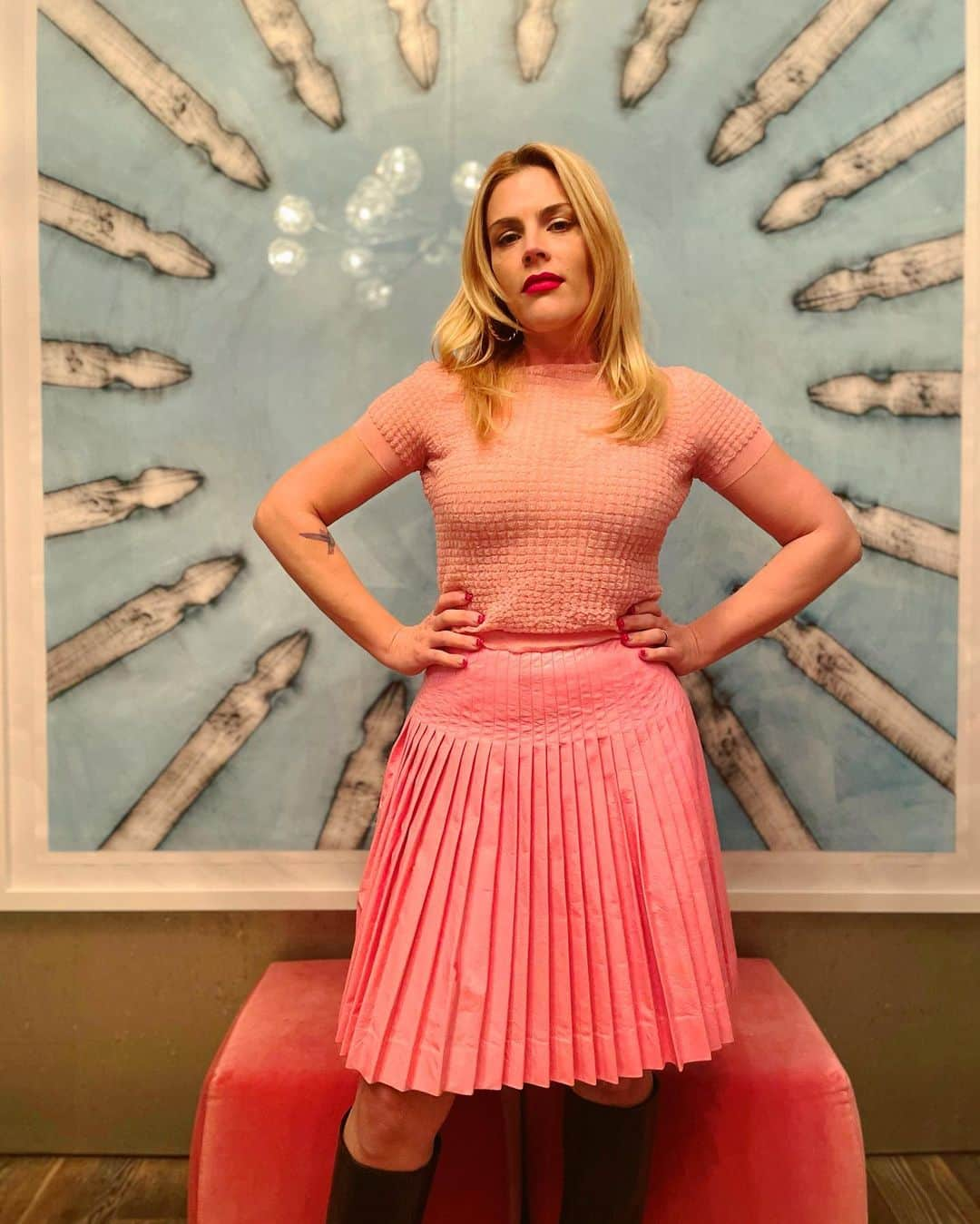 ビジー・フィリップスさんのインスタグラム写真 - (ビジー・フィリップスInstagram)「Listen. Just cause the TCA press was only over zoom doesn’t mean your glam team phones it in! Karla put together this delightful pink ensemble, Gianpaulo made my face bright and gave me a matte red lip, Marco made my hair shiny and pretty and Raymond helped me build a #girls5eva shrine as my zoom backdrop for @peacocktv !! IT TAKES A VILLAGE! @karlawelchstylist @gpcbeauty @_marcosantini1 @itsmeraypadilla  @gracewrightsell @peacocktv」2月19日 12時44分 - busyphilipps