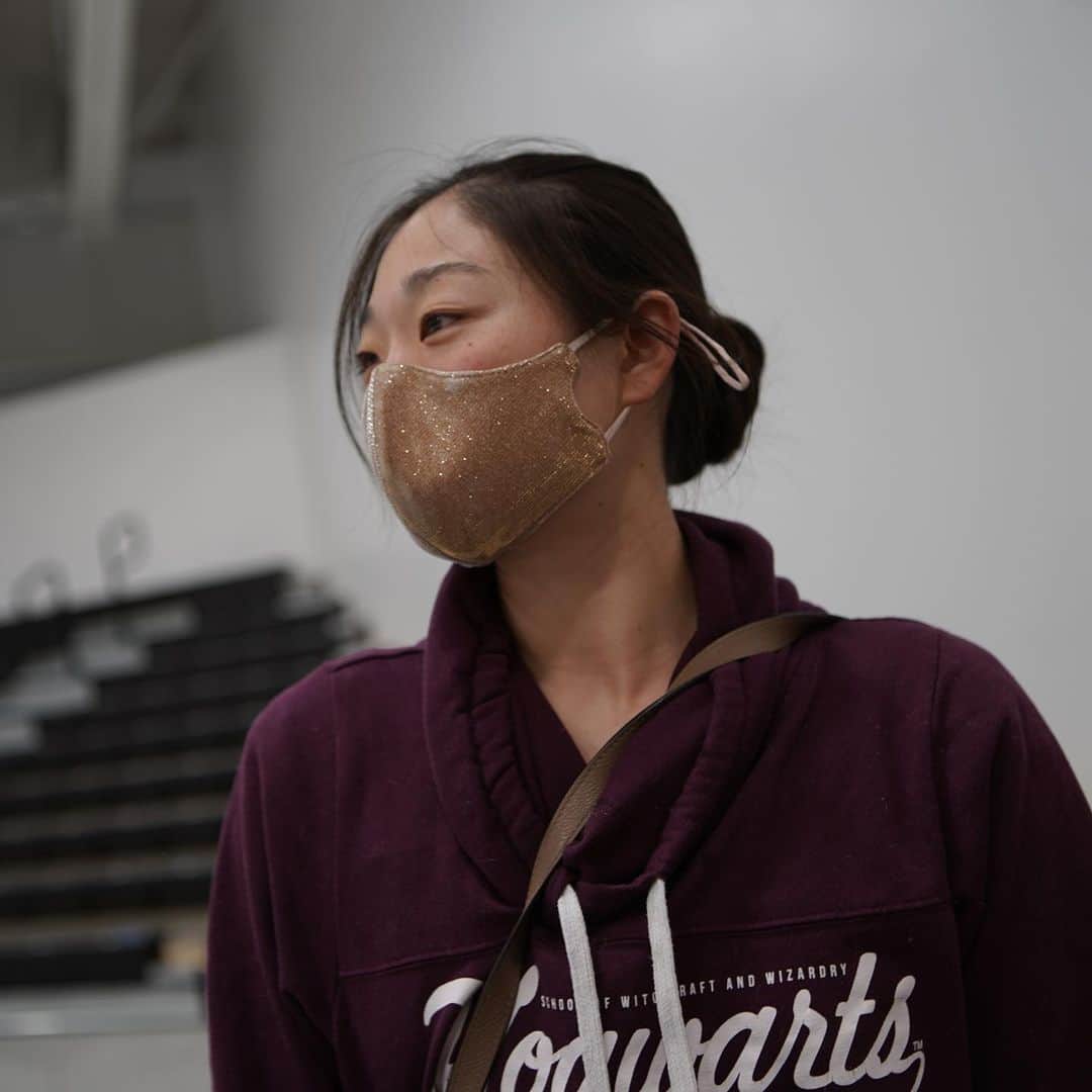 長洲未来のインスタグラム：「My mom never taught me how to do make up. When I kept complaining that my hair kept getting loose when she did it, she handed me her 90s kit that consisted of blue eyeshadow and some hair ties and said, “Have at it.”   For the longest time, I only wore blue eyeshadow, some mascara, and some poorly drawn eyeliner. I did the makeup because it was part of the skating culture and I felt like I had to because part of competing was competing to be the prettiest. I pretty much only have one look.  I like to exercise and live day to day with little to no makeup. I try to keep my pores clean and as a constant sweater, I don’t like to be self-conscious about my makeup smearing.   I like skincare and makeup now because I’ve learned to like it, and I like the perspective of wearing it as war paint.... but this is a post about #selflove and feeling beautiful without makeup. Most other sports don’t wear makeup anyways and I’m definitely not trying to be a beauty model. 🥰  ALSO, is anyone else breaking out like crazy on their chin because of their masks????   ***on pottermore, I was placed in gryffindor, but the sorting hat let me choose ravenclaw 💙**」