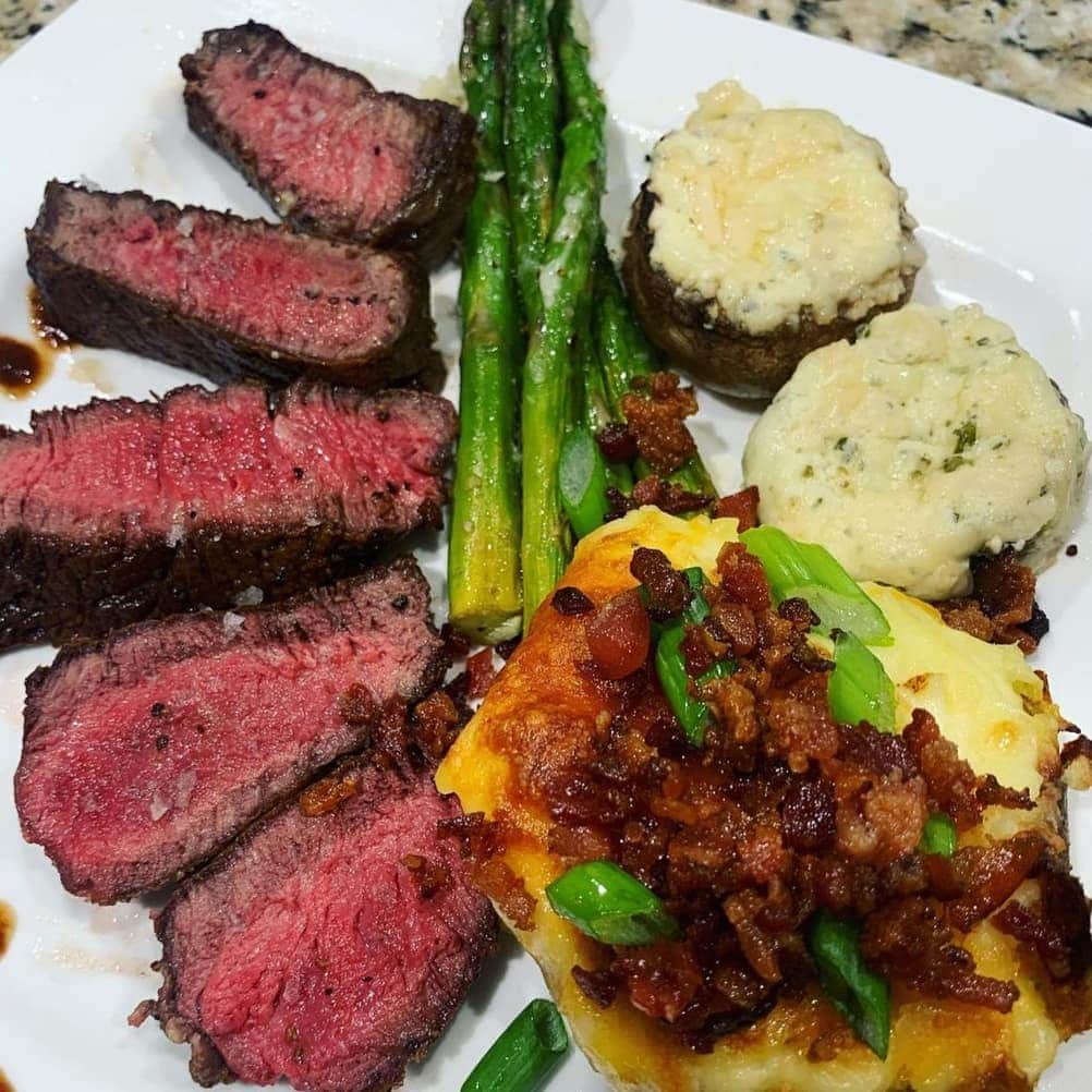 ロイ・ネルソンのインスタグラム：「Meat & Potatoes  It my go to when you need to calculate micros.  What favorite meal under 600 calories?」