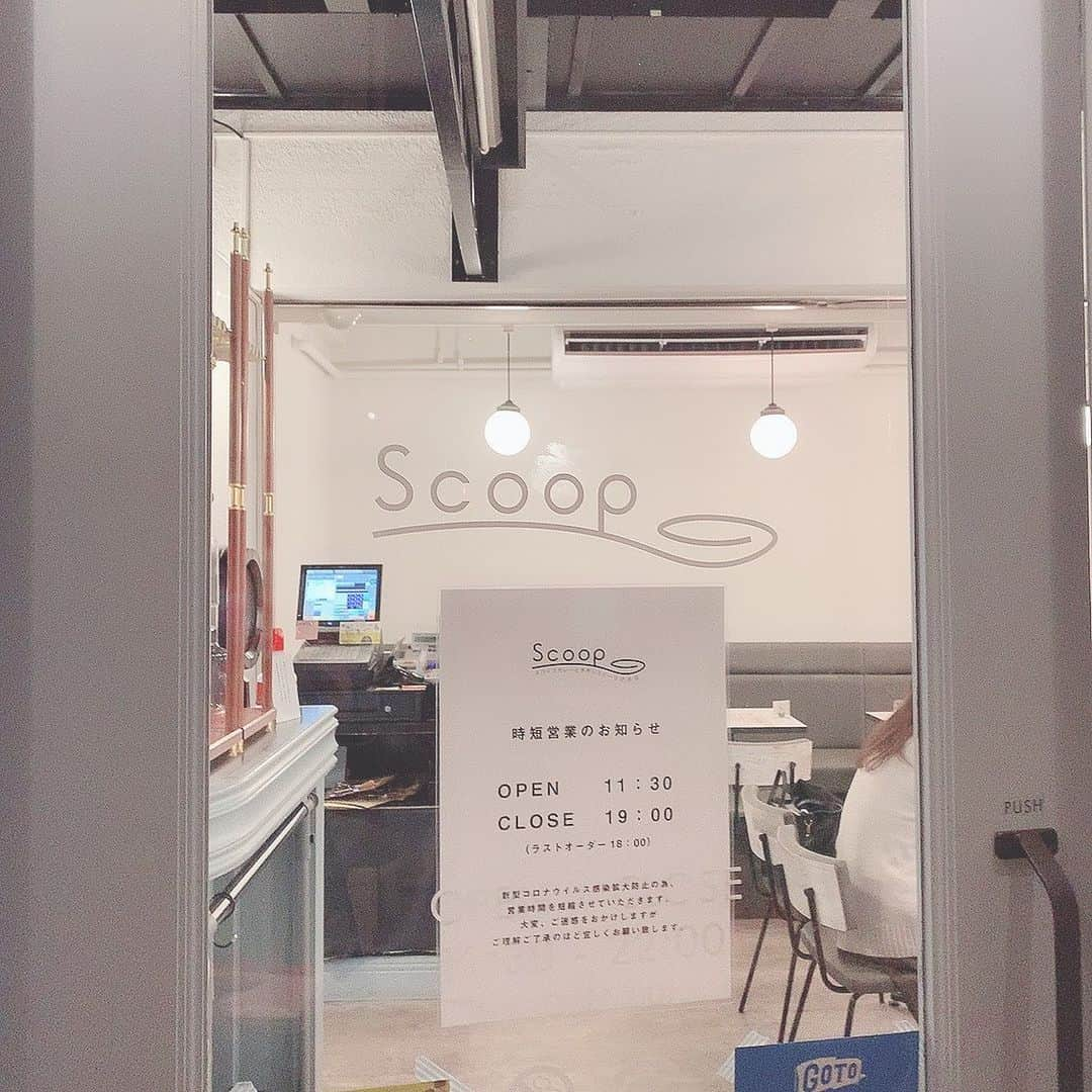 板野優花さんのインスタグラム写真 - (板野優花Instagram)「🍴兵庫・元町 Scoop さん @scoop__cafe  ・ カフェメニューも充実してるお店で 固めのプリンが食べられるって人気なんだけど この日は遅めの来店ということもあり 既に売り切れでした😭💦 ・ でもちょうどご飯時だったから 変わりにランチメニューを💓 夕方くらいでも食べられたから このご時世ということもあるし遅めでも出してるのかな？ ・ 📎カレー屋さんのスパイスランチ 1000 このお値段でなんとメイン、ドリンク、デザート付き😱💓 この日のデザートは柑橘系のさっぱりしたゼリーでした✨ ・ メインはスパイスって書かれてるから辛いかなー？ って思ったけど、から揚げがスパイスと生クリームで 漬け込まれてるそうでお子様でも 食べられそうな柔らかい味でした✨ ・ ここのお店ではお食事にはパクチーが 入ってることが多いみたいで パクチー好きさんは増し増しもOK🙆‍♀️💕 苦手な方は抜くことも出来るそうです✨ ・ #scoop #scoopkobe #パクチー #兵庫スイーツ #兵庫グルメ #神戸旅行 #兵庫カフェ #神戸カフェ #神戸グルメ #神戸ランチ #元町カフェ #元町グルメ #元町ランチ #カフェスタグラム #関西カフェ巡り #カフェ巡り好きな人と繋がりたい  #関西グルメ #おいしいもの好きな人と繋がりたい #カフェ活 #おすすめカフェ #カフェ女子 #ランチプレート #ゆーろの美味しいメモ」2月19日 12時51分 - yuka_itano