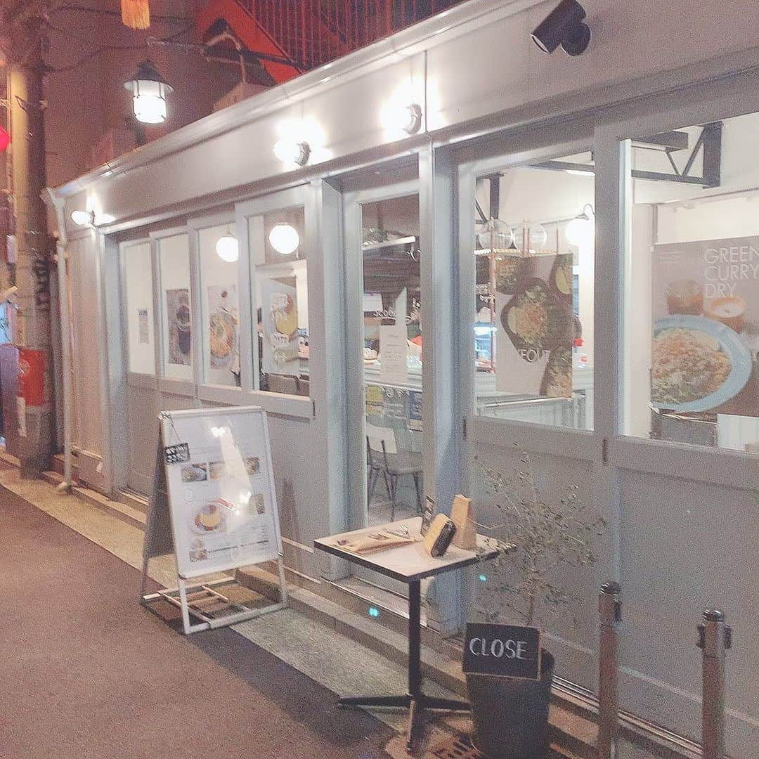 板野優花さんのインスタグラム写真 - (板野優花Instagram)「🍴兵庫・元町 Scoop さん @scoop__cafe  ・ カフェメニューも充実してるお店で 固めのプリンが食べられるって人気なんだけど この日は遅めの来店ということもあり 既に売り切れでした😭💦 ・ でもちょうどご飯時だったから 変わりにランチメニューを💓 夕方くらいでも食べられたから このご時世ということもあるし遅めでも出してるのかな？ ・ 📎カレー屋さんのスパイスランチ 1000 このお値段でなんとメイン、ドリンク、デザート付き😱💓 この日のデザートは柑橘系のさっぱりしたゼリーでした✨ ・ メインはスパイスって書かれてるから辛いかなー？ って思ったけど、から揚げがスパイスと生クリームで 漬け込まれてるそうでお子様でも 食べられそうな柔らかい味でした✨ ・ ここのお店ではお食事にはパクチーが 入ってることが多いみたいで パクチー好きさんは増し増しもOK🙆‍♀️💕 苦手な方は抜くことも出来るそうです✨ ・ #scoop #scoopkobe #パクチー #兵庫スイーツ #兵庫グルメ #神戸旅行 #兵庫カフェ #神戸カフェ #神戸グルメ #神戸ランチ #元町カフェ #元町グルメ #元町ランチ #カフェスタグラム #関西カフェ巡り #カフェ巡り好きな人と繋がりたい  #関西グルメ #おいしいもの好きな人と繋がりたい #カフェ活 #おすすめカフェ #カフェ女子 #ランチプレート #ゆーろの美味しいメモ」2月19日 12時51分 - yuka_itano