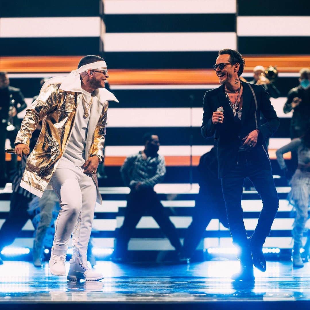 ダディー・ヤンキーのインスタグラム：「Rumbón de Callejón en @premiolonuestro  DE VUELTA PA’ LA VUELTA live! @marcanthony」