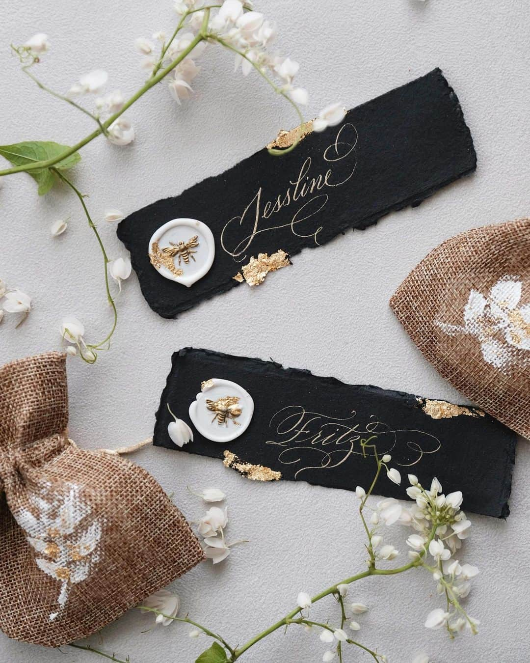 Veronica Halimさんのインスタグラム写真 - (Veronica HalimInstagram)「The recent handmade styled shoot items that I created for Jessline and Fritz. Loving the contrasting color of gold ink on black handmade paper and white wax seal with good finishing. ⠀⠀⠀⠀⠀⠀⠀⠀⠀ I am using moon gold palette from @finetec_intl , black handmade paper from @misupaper and my favorite styling mat from @layoutcollection   —  #vhcalligraphy #truffypi #カリグラフィー #カリグラフィースタイリング #モダンカリグラフィー #calligraphystyling #カリグラフィーワークショップ #weddingstationery #moderncalligraphy #handmadepaper  #penmanship #ウェディング #ウェディングアイテム #カリグラファ #スタイリングワークショップ #スタイリング #prettypapers #weddingsuite #styledshootbundle」2月19日 12時52分 - truffypi