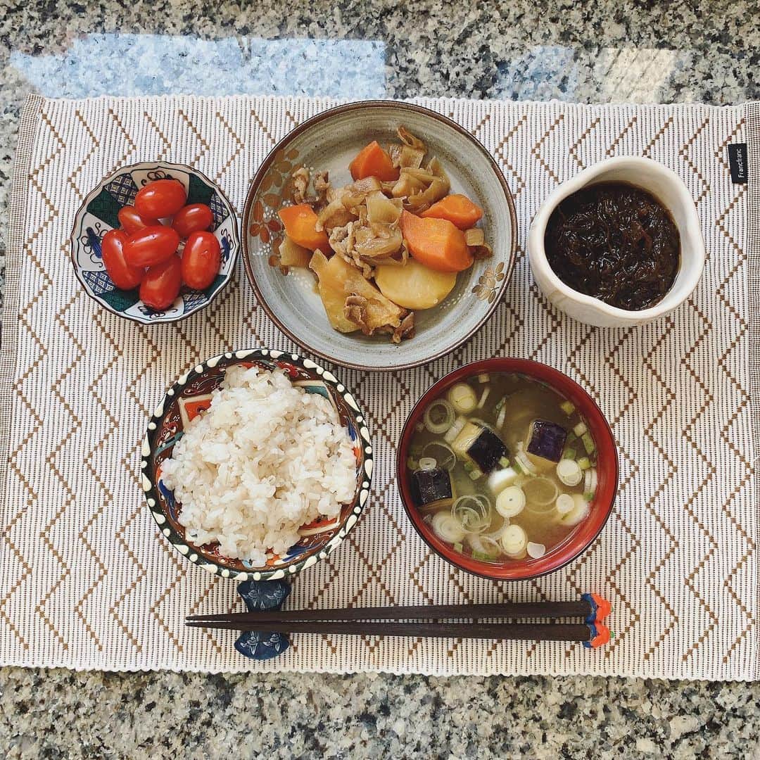 多岐川華子さんのインスタグラム写真 - (多岐川華子Instagram)「久しぶりに肉じゃが🥔  じゃがいもって太るから…という人もいるようなんだけど、ビタミンcも豊富で美肌のためにもとても良いです。(食べすぎないようにはしてるけどね)  ビタミンcはコラーゲンを作り出すのにもとても重要な成分なので、バランス良く肉や魚と一緒に🙆‍♀️  +肉じゃが +アンジェレトマト +もずく酢 +もち麦ご飯 +茄子のお味噌汁  #food#instafood#foodstagram#lunch#japanesefood#おうちごはん#昼ごはん#肉じゃが#肉じゃが定食#和食#和定食#健康ごはん#美容ごはん#アンジェレトマト#ビタミンc#美肌メニュー#はなこ飯」2月19日 12時52分 - hanako__official