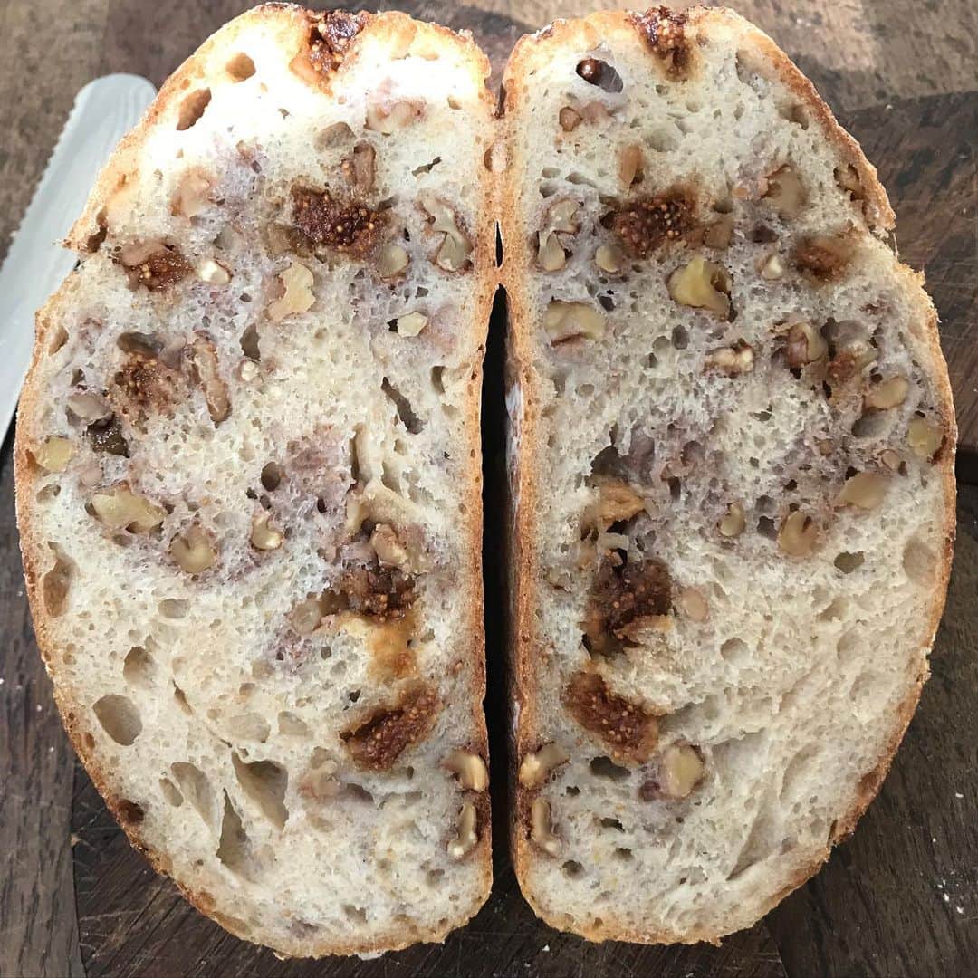 太田雄貴のインスタグラム：「美味過ぎる。。  いつどこで発売されるかも分からない @somewherebakery のパン。 入手困難だけど、買えた人はラッキー🤞  #somewherebakery」