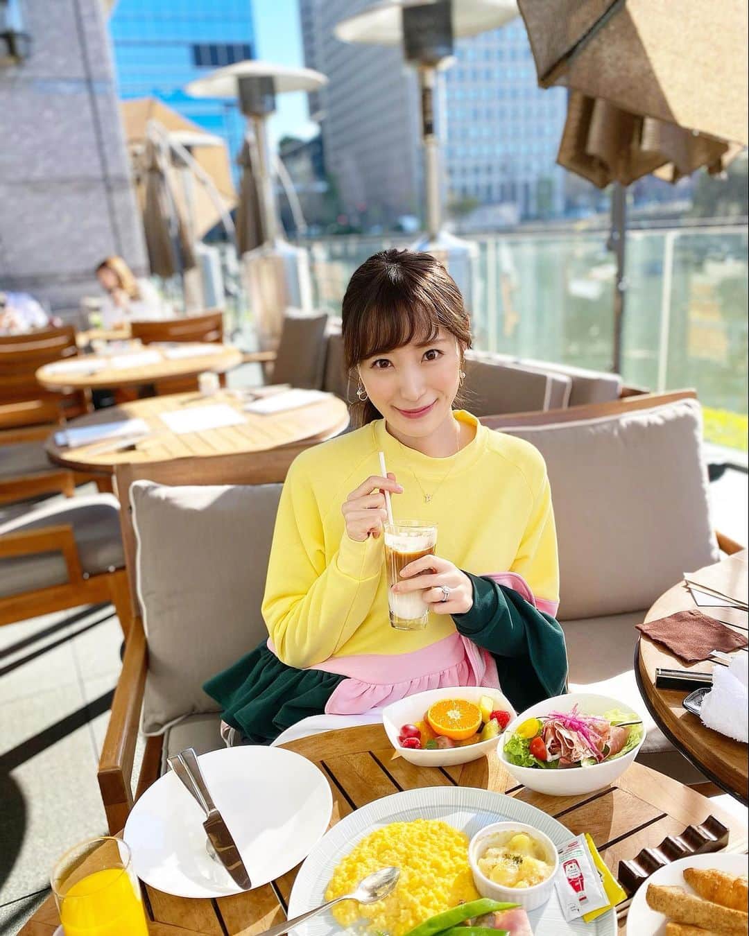 小林真由のインスタグラム：「家でも毎朝食べてるスクランブルエッグ。﻿ お店のだとバターたっぷりで罪悪感もオシャレ感もたっぷりで🧇🥓﻿ 普段はあげないウィンナーもベーコンも娘に見つかってしまい、味わえずに一瞬で私が食べました🙇‍♂️﻿  パレスホテルに泊まった日﻿、久しぶりのテラスでの朝ごはん🥨﻿  　﻿ ﻿ #去年の写真 #載せる写真去年のばかり🥲﻿ #4枚目は娘が好きなミッキー﻿ #大体手も足も取れてるミッキー..🥲﻿ #パレスホテル #ホテル #朝食 #ファッション #コーデ #ママコーデ #女の子ママ #男の子ママ #ママライフ #コーディネート #2歳 #生後6ヶ月 #ベビー #二人育児 #ioanaciolacu」