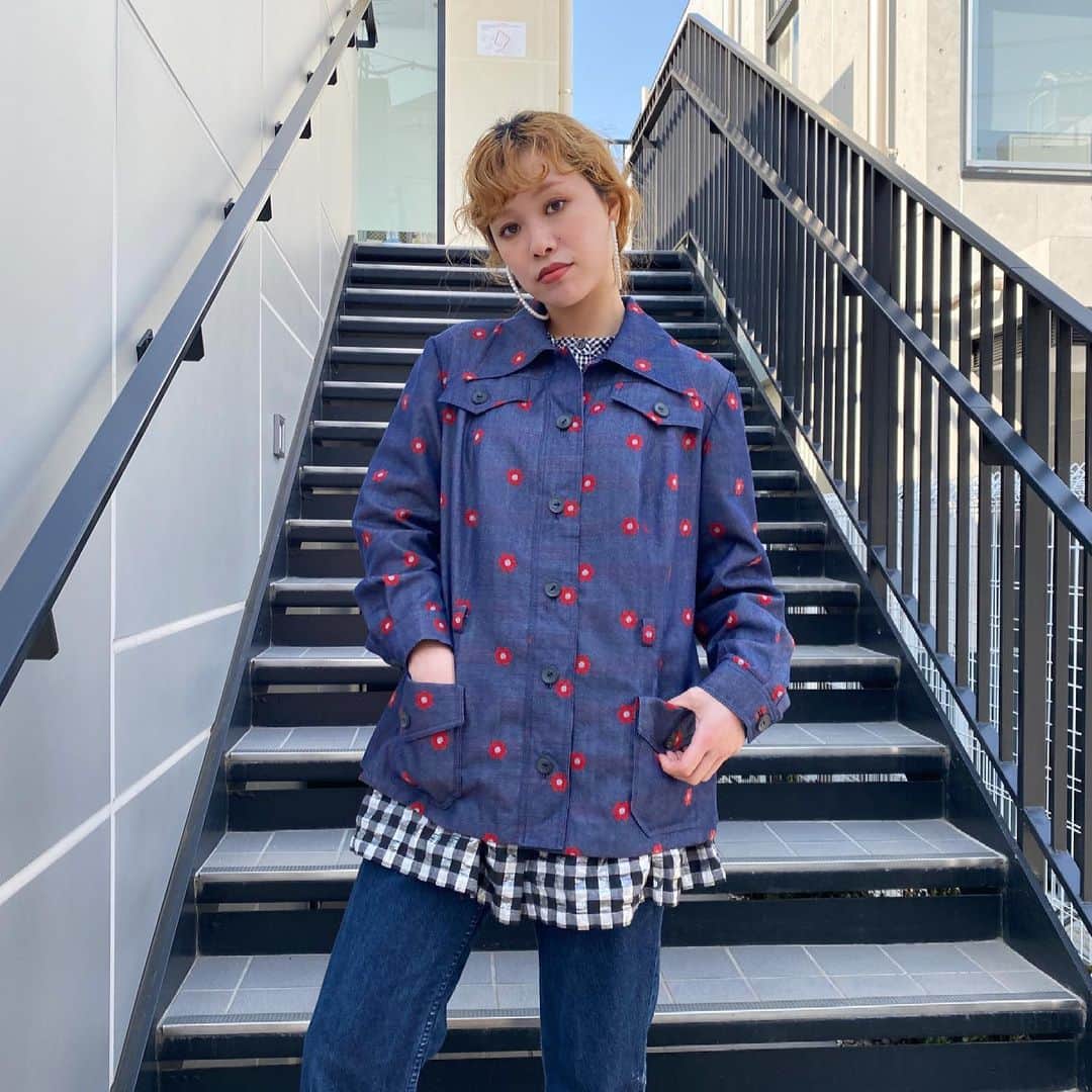 PUNK CAKEのインスタグラム：「•red flower denim jacket【SOLD】 •gingham check tunic【SOLD】  #punkcake  #vintage #vintageclothing  #80sfashion  #古着 #古着コーデ  #古着女子 #レディース古着　 #原宿 #harajuku  #harajukufashion  #原宿古着屋 #東京古着屋  #古着屋巡り #古着通販」
