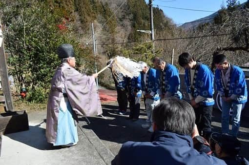 さいたまつりさんのインスタグラム写真 - (さいたまつりInstagram)「【🏮埼玉の祭りハイライト🏮 〜「出原の天気占い」〜】 農作物の豊凶に影響を及ぼす1年の天気を予知するため、小鹿野町 諏訪神社の祭礼神事として毎年2月25日に行われます🌾 　 白黒の的に向けて計12本の矢を射り、その年の天気を占います！ 神事の後には、米粉と大豆粉で作られた「シトギ」が振る舞われ、持ち帰って食べることでご利益があると言われています。 　 === 　 1枚目、2枚目の写真は、矢を射る様子。的の白い所に矢が多くあたると晴天の年に、黒は雨の多い年、的はずれが多いと大風が吹くというように占います🏹 　 3枚目、4枚目は、社殿で行う式典の様子。式典を終えると、天気占いの神事が始まります。 　 === 　 県指定無形民俗文化財にも指定された諏訪神社の祭礼行事を、一度は見てみたいですね！ 　 ＊＊＊ 　 2021年の「出原の天気占い」は、新型コロナウイルス感染拡大防止のため中止となります。 公式サイト　http://www.kanko-ogano.jp/archives/3927/ さいたまつりページ　https://www.saitamatsuri.jp/matsuri/idehara-tenki/ #出原の天気占い #さいたまつり #埼玉 #saitama #saitamatsuri #japan #祭 #matsuri #festival」2月19日 18時22分 - saitamatsuri