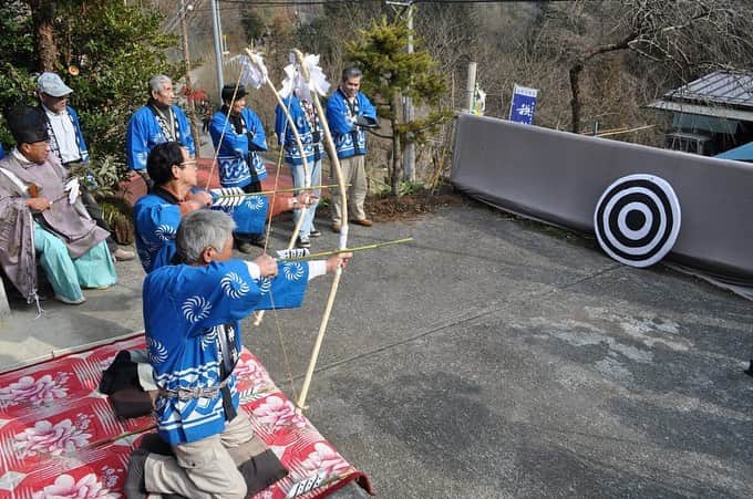 さいたまつりのインスタグラム：「【🏮埼玉の祭りハイライト🏮 〜「出原の天気占い」〜】 農作物の豊凶に影響を及ぼす1年の天気を予知するため、小鹿野町 諏訪神社の祭礼神事として毎年2月25日に行われます🌾 　 白黒の的に向けて計12本の矢を射り、その年の天気を占います！ 神事の後には、米粉と大豆粉で作られた「シトギ」が振る舞われ、持ち帰って食べることでご利益があると言われています。 　 === 　 1枚目、2枚目の写真は、矢を射る様子。的の白い所に矢が多くあたると晴天の年に、黒は雨の多い年、的はずれが多いと大風が吹くというように占います🏹 　 3枚目、4枚目は、社殿で行う式典の様子。式典を終えると、天気占いの神事が始まります。 　 === 　 県指定無形民俗文化財にも指定された諏訪神社の祭礼行事を、一度は見てみたいですね！ 　 ＊＊＊ 　 2021年の「出原の天気占い」は、新型コロナウイルス感染拡大防止のため中止となります。 公式サイト　http://www.kanko-ogano.jp/archives/3927/ さいたまつりページ　https://www.saitamatsuri.jp/matsuri/idehara-tenki/ #出原の天気占い #さいたまつり #埼玉 #saitama #saitamatsuri #japan #祭 #matsuri #festival」