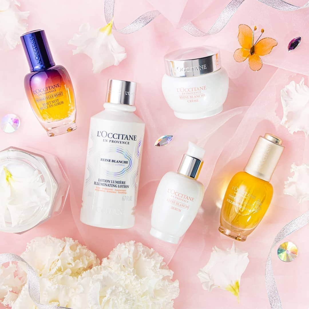 L'OCCITANE en Provenceのインスタグラム：「【花粉やマスクでゆらぎがちな肌にも🌸】レーヌブランシュで叶える"春美肌"のスキンケアステップをご紹介✨﻿ ﻿ 2/17(水)にリニューアルした﻿ 美白(*1)スキンケアシリーズ「レーヌブランシュ」は﻿ もうチェックしていただけましたか？🌿﻿ ﻿ シミ、色ムラ、くすみの原因となる﻿ メラニンの生成を抑制し、﻿ 美肌を叶えるレーヌブランシュは、﻿ ﻿ 東洋では古くから親しまれる﻿ 植物根カンゾウ由来成分(*2)や﻿ オウゴンエキス(*3)が加わり、﻿ 肌荒れまでも防ぐスキンケアに進化✨﻿ ﻿ 冬に蓄積した肌ダメージだけでなく、﻿ 花粉やマスクの擦れによる﻿ 肌ゆらぎまでもケアしてくれます😊﻿ ﻿ 美容誌などで多数のベストコスメを﻿ 受賞している2種の美容液を仲間に入れて、﻿ 新しい季節を美肌でむかえるための﻿ スキンケアステップをご紹介します💓﻿ ﻿ ﻿ ＼こんなあなたにおすすめ！📣／﻿ ﻿ ・冬の乾燥や冷えによる肌トラブルが気になる﻿ ・季節の変わり目で肌がゆらいでいる﻿ ・マスク生活が続いて肌が敏感になった﻿ ﻿ こんなお悩みを感じたら、﻿ ぜひ今日のスキンケアステップを取り入れて。﻿ ﻿ ﻿ ＼春美肌を叶えるスキンケアステップ📝／﻿ ﻿ 1.濃密泡で洗う﻿ レーヌブランシュ イルミネイティングクレンジングフォーム﻿ ﻿ ▼﻿ ﻿ 2.スキンケアを格上げ﻿ イモーテル ディヴァインインテンシヴオイル﻿ ﻿ ▼﻿ ﻿ 3.保湿+角質を柔らかくしてクリアに﻿ レーヌブランシュ イルミネイティングフェイスウォーター﻿ ﻿ ▼﻿ ﻿ 4.肌ストレスを一晩でリセット﻿ イモーテル オーバーナイトリセットセラム﻿ ﻿ ▼﻿ ﻿ 5.シミ、肌あれを防ぐ薬用美白美容液﻿ レーヌブランシュ ブライトコンセントレートセラム﻿ ﻿ ▼﻿ ﻿ 6.透明肌に導く薬用美白クリーム﻿ レーヌブランシュ ブライトモイスチャージェルクリーム﻿ ﻿ ﻿ スキンケアステップを試してみたいと思ったら﻿ 「✨」の絵文字でコメントしてね！﻿ ﻿ 【👆】製品タップで詳細をチェック！﻿ ﻿ ﻿ (*1)メラニンの生成を抑え、しみ・そばかすを 　　防ぐこと。（医薬部外品による効果）﻿ (*2)グリチルリチン酸ジカリウム（肌あれ有効成分）﻿ (*3)うるおいを与え、乾燥ダメージをケア。﻿ ※(*2)～(*3)スキンコンディショニング成分﻿ ﻿ #ロクシタン #loccitane #ゆらぎ肌 #肌の悩み #美白になりたい #素肌美人 #すっぴん美人になりたい #レーヌブランシュ #美白ケア #美白効果 #美肌になりたい #美肌効果 #美肌ケア #くすみケア #毛穴ケア #ゆらぎ肌対策 #おうち美容 #新製品 #新作スキンケア #ベスコス #肌荒れ #丁寧な暮らしに憧れる #春コスメ2021 #オイル美容液 #オーバーナイトリセットセラム #シミ対策 #シミ改善 #夜用美容液 #くすみ肌 #reineblanche」