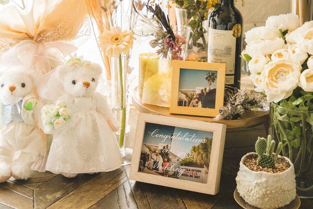 福田瞳さんのインスタグラム写真 - (福田瞳Instagram)「結婚式の時に使用したリングピロー💍は、金子さん（ @kaneko_wedding ）が、自身の結婚式でもお世話になった、 @calligraphy__12__ さんに、オーダーして、作ってくれて、サプライズでプレゼント🎁してくれました😭 当日初めてみて感激でした🥺 結婚式が終わっても、部屋の結婚式思い出ゾーンに、飾っております🤗 BOXの中にはネイルを担当してくれた @ayamiotsu ちゃんが、写るんですで撮ってくれた味のある写真を入れました♡ 結婚式が終わった後も飾っているものといえば、席札は、式中に回収して、一枚のボードにしました。テレビ脇に飾っております♡ . . 砂浜で撮る @asako.hoshi さすが♡ . . #結婚式レポ#リングピロー #結婚式感謝」2月19日 12時58分 - fukudahitomi610