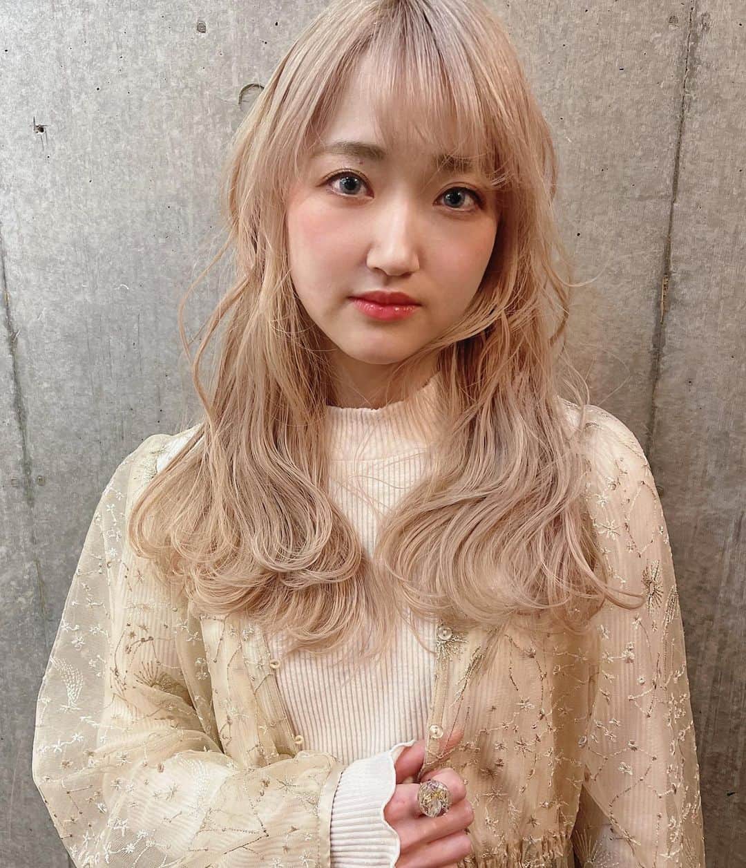 斉藤潤一のインスタグラム：「HPブリーチで２回 ベースのブリーチを綺麗に抜く事に全集中  カットとHPケアブリーチで綺麗にダメージレスでぬく！  #斉藤潤一  冬はモノトーン系の洋服などが多くなるので明るい髪の毛はかわいい  明るいカラーが好きな方は是非 . 〒150-0041 東京都渋谷区神南 ご予約はこちらへ ☞☞ TEL ☏﻿ ﻿03-3462-2093 web  roco@1cs.jp 渋谷 美容室 #rocospearz . 〒150-0041 東京都渋谷区神南1-14-9 第7FMGビルB1F . . ご予約はこちらへ ☞☞ TEL ☏﻿ ﻿03-3462-2093 web  roco@1cs.jp . ★平日  open  11:30-22:30 ★土日祝  open  11:00-21:30  #渋谷#東京#oggiotto#新宿#新宿美容室#ヘアアレンジ #外国人風#バレイヤージュ #hair#渋谷美容室 #インナーカラー#オシャレ #外国人風カラー#ショートヘア #ヘアアレンジ #ケアブリーチ  #アッシュ #newcolor # #tokyo #shibuya #hair #ボブ #モデル#バレイヤージュカラー #ファッション　#美容師 #패션 #미용사 #미용」