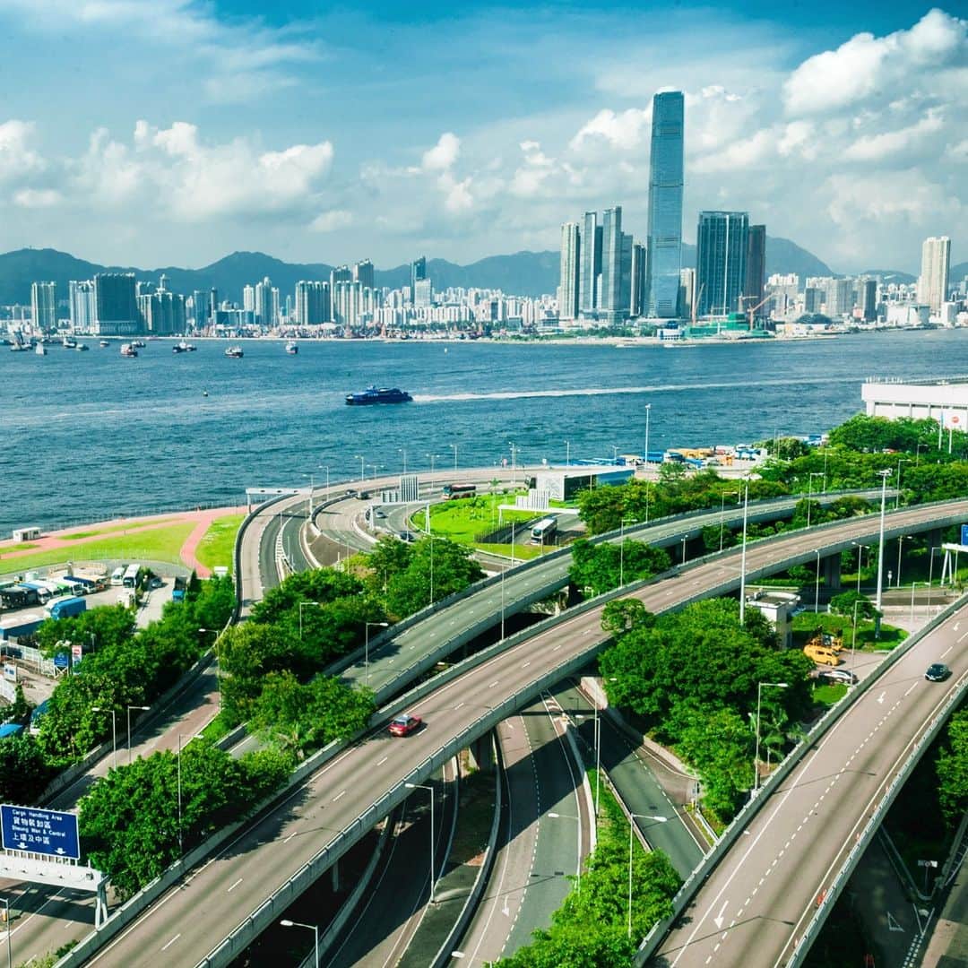 Discover Hong Kongのインスタグラム：「Hong Kong before the rush hour.  中環外望，捕捉商業區寧靜一刻。 #DiscoverHongKong」