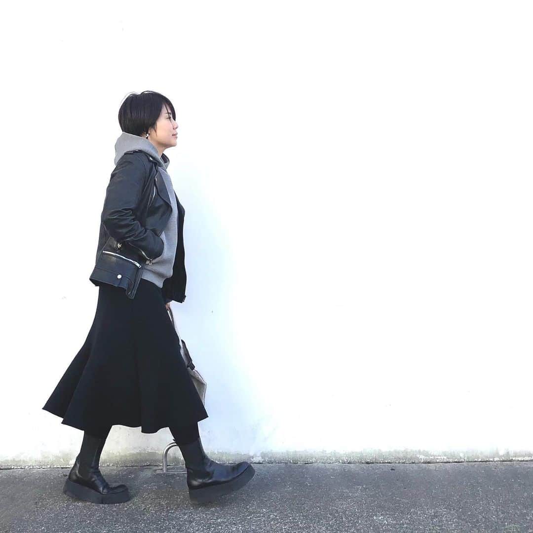 望月律子さんのインスタグラム写真 - (望月律子Instagram)「今日は安定の黒で。 やっぱりキリッと辛口な好きな色。 #黒 #安定のベーシック #バタバタな金曜日」2月19日 13時12分 - ritsukomochizuki