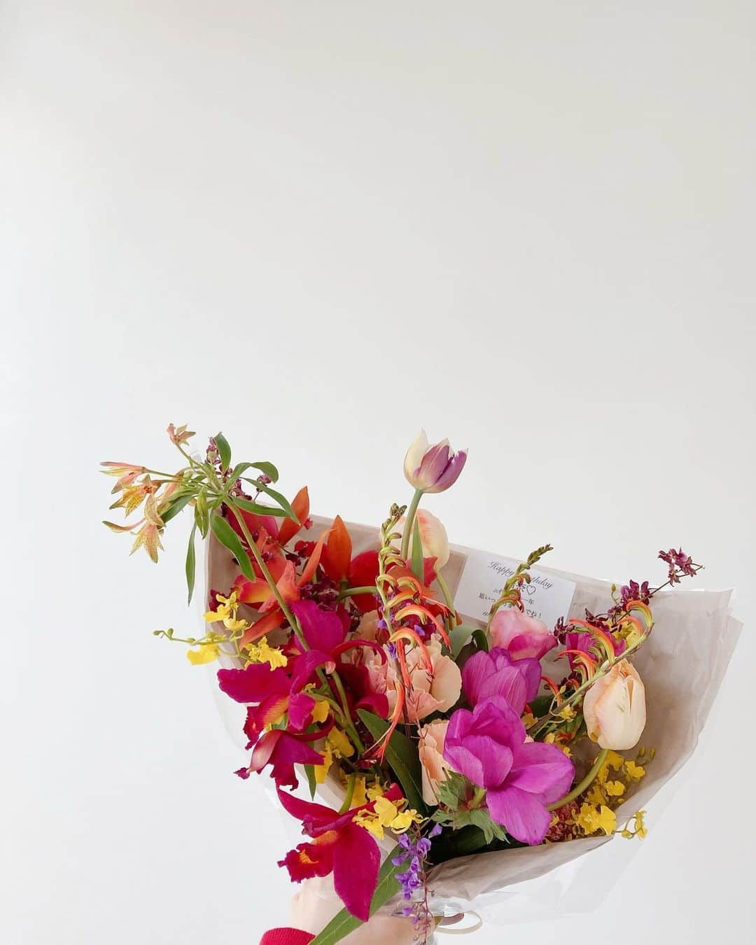 トリンドル玲奈さんのインスタグラム写真 - (トリンドル玲奈Instagram)「@with_mag_official のみなさんからいただいたお花♡  今までで一番タイプの花束かも💐 というくらいステキ…。  すっごく可愛い花瓶もいただいてしまいました🤤  これからもwithモデルとして より一層がんばります💪♡」2月19日 13時05分 - toritori0123