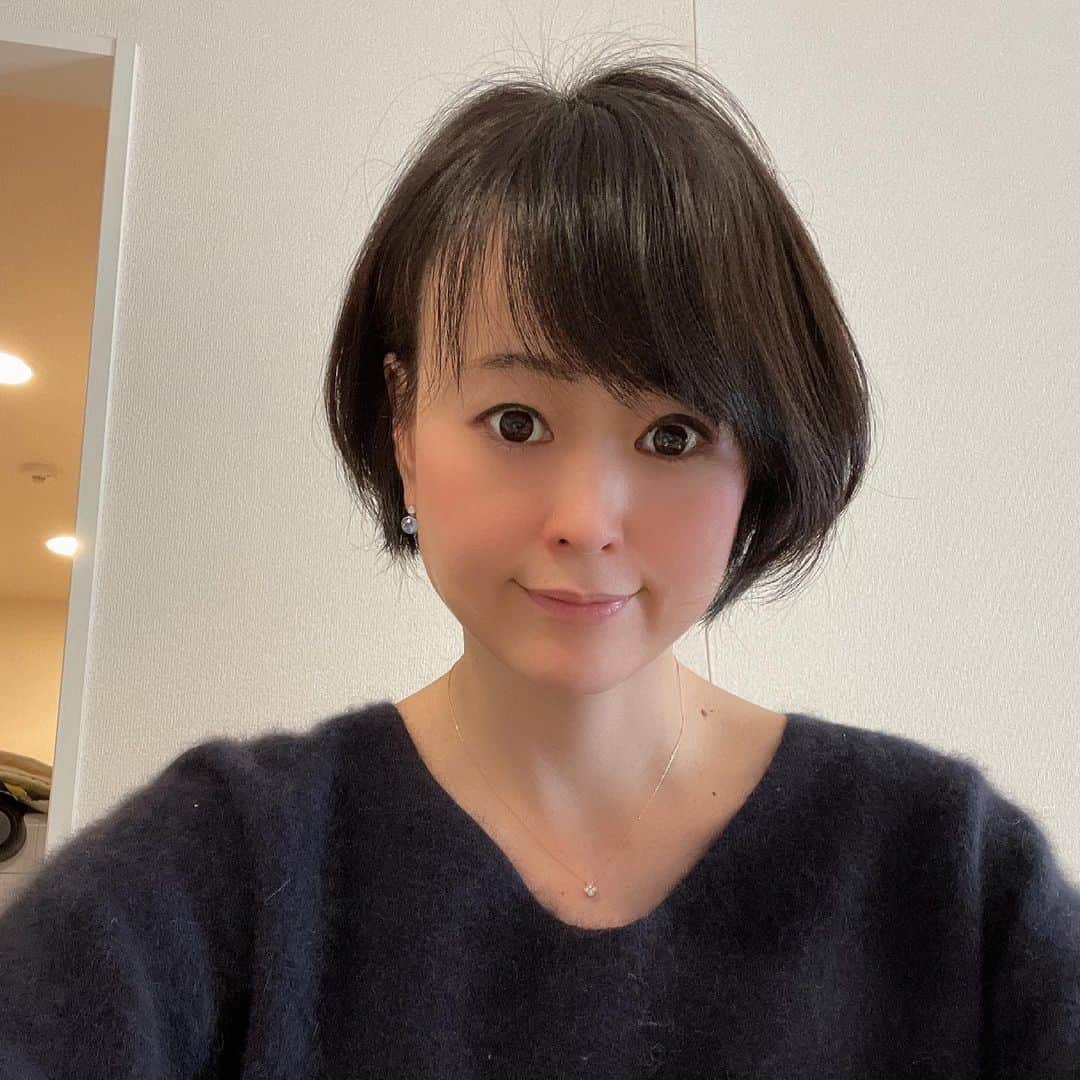 岩瀬玲のインスタグラム：「すっかり黒髪にも慣れてしまいましたが、今日もバリバリキャスティング案件対応♥️  今日は超イケメンヘアメイクさんのロケ、でもコロナだから同席NG🙅‍♀️になってしまいました😭  テレビ通販案件やその他相変わらず ジャンジャン来てますので  美容家さんや専門家さんとしてテレビ通販やその他メディアにご出演に興味ある方、  美容健康製品のモデルやモニターに興味ある方  たくさん募集してます♥️ 会社のインスタは @beauty_edge です  興味ある方はいつでも このアカウントでも会社のアカウントでもDMください❗️  お待ちしてます♥️  #キャスティング #美容家キャスティング #モデルキャスティング #モニター案件 #テレビ通販ゲスト」