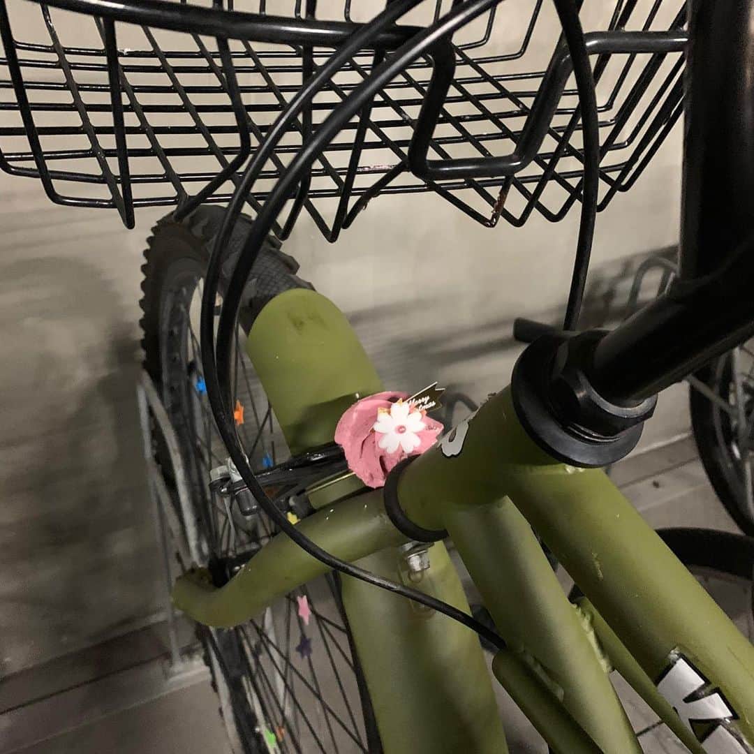宮崎有妃さんのインスタグラム写真 - (宮崎有妃Instagram)「エレーナ(自転車)が誘拐されてしまいましたー！！！  こんな可愛くて、２枚目は結構前のです。 今は１枚目みたいにタイヤの鉄の棒の所に☆がいっぱいついてるの。 目立つやつ。  あー。悲しい。 愛車。 あんなに大事にしてたのになー。」2月19日 13時05分 - kiyukizayami