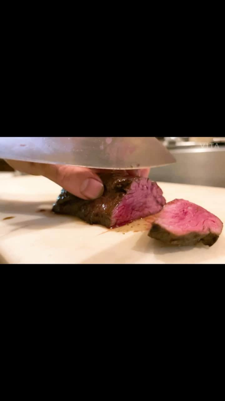 カフェ ラ・ボエムのインスタグラム：「人気MEATMENUから “U.S PRIME BEEF STEAK”の...  調理工程大公開🎥🥩🤤  🍗S150g ¥1680 🍖L300g ¥2980 ※税別価格  是非店舗にてご賞味あれっ👨🏻‍🍳  #cefelaboheme #カフェラボエム #カフェラボエム白金 #ビーフステーキ #プライムビーフ #白金カフェ #白金ランチ #白金ディナー #ステーキ」