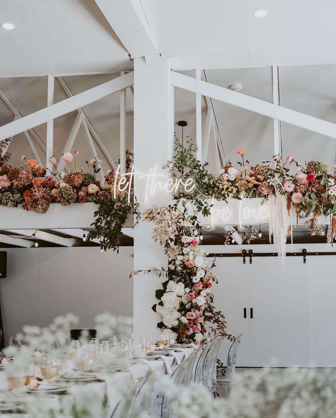 Shannonのインスタグラム：「More vendors that made our day amazing! 💓😭 it’s all in the details! 👌🏼 Any questions, let me know! 🍾 my vibe for the day was modern and relaxed... lots of shades of golds, pinks, champagnes, blacks and whites! 👀 I wanted florals with lots of texture and shape, different sizes and shades! 💐 We had polaroid cameras around the place for guests to have fun with, share plates for food, places to sit and relax in the sun and lots of drinks to enjoy! Feel free to save this post for inspo, and I recommend all the vendors we used! We had no issues at all, and everything exceeded my expectations 😭💓  Photography: @davidle_nz  Coordination: @blumedarling Venue: @blackwalnutvenue  Wine & bubbles: @youngandcowines_nz  Cake: @thecakery_palmerston.north  Signage & menus: @paperdarlingnz  Florals: @onmyhand  Video: @sinkorsurface  Food: @nobiggie.food  Neon sign: @radikalneon  Table linen: @theprettypropshop  Guest book: @paperboundlove Polaroids: @instaxnz Caravan & hire items: @rentforeventsnz Dj: @dj4younz @thedjdifference」