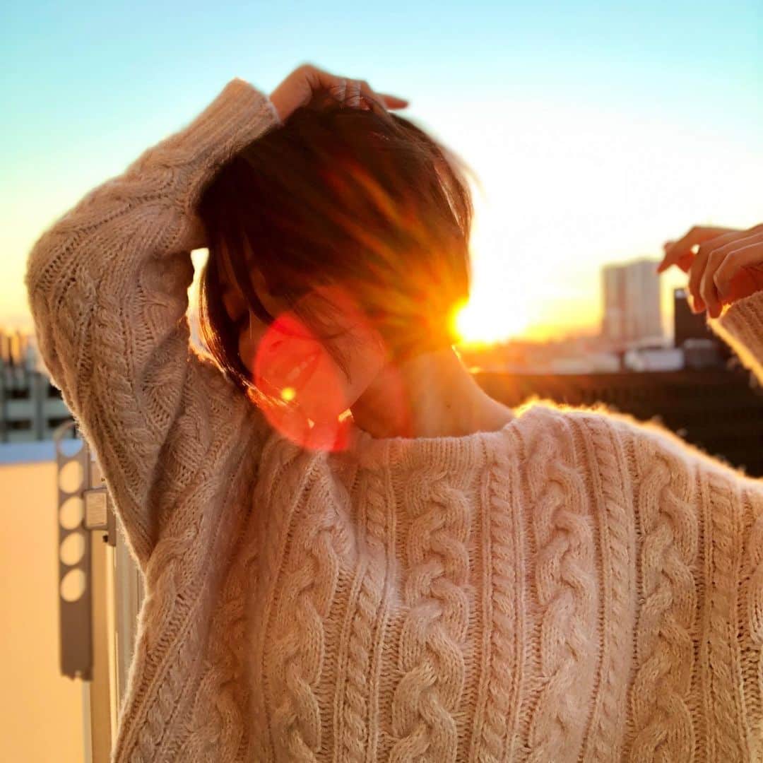 佐々木あさひのインスタグラム：「Hello, 新しい私🌈  といっても1ヶ月も前の写真ですが😅 年始にした2度目のヘアドネーションで、バッサリ45cmカット✂︎ まずはショートボブからスタート。 今年はショートスタイルを楽しむんだ✨」