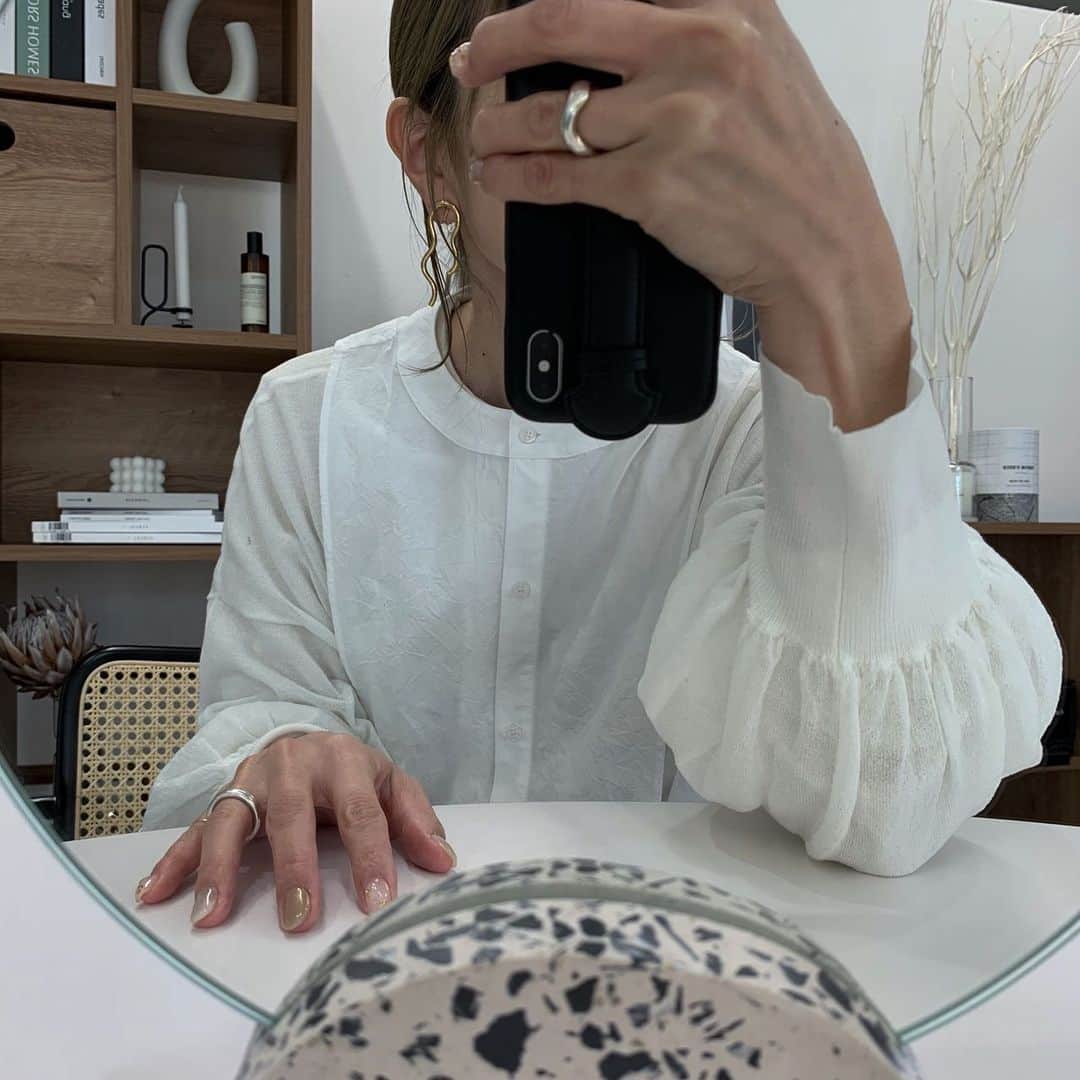 Mie Kawanoのインスタグラム：「イヤリングで好きなデザイン見つけるの 難しいけどこれはすごくお気に入り𓂃𓂂 @joli_accessory」
