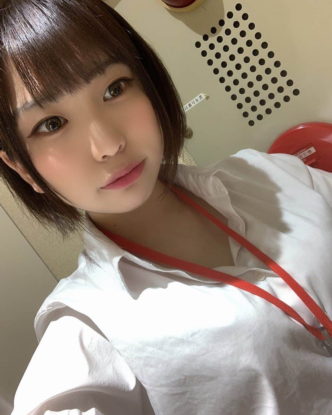 高杉麻里のインスタグラム：「こんにちは！  今日は12時~出勤してます🙆‍♀️💕  お店ブログも更新してるのでチェックしてみてくださいね😊  #ガールズバー #新宿 #新宿西口 #西新宿 #小滝橋通り #女の子とお酒が飲める場所  #飲み放題 #カクテル #ダーツ #カラオケ #ポケパラ関東 #ポケパラブログ  #ポケパラ関東キャストコレクション」