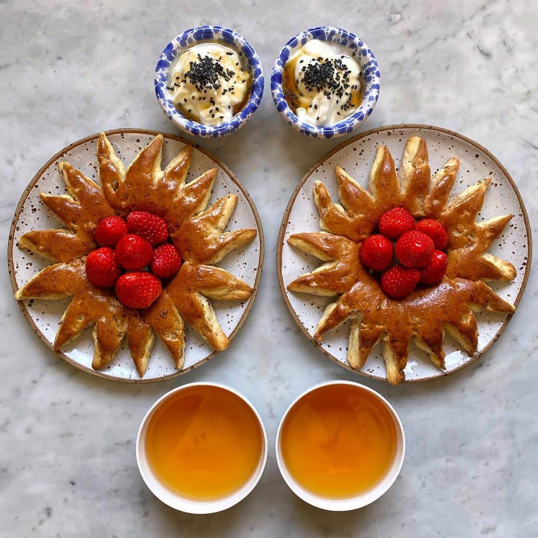 Symmetry Breakfastのインスタグラム：「Four years ago today, Mark and I packed up our life in London and moved to the other side of the world. What a whirlwind adventure it has been, the ups and the downs. The first week I walked into Sunflour bakery on Anfu Lu (not knowing anything about the city!) and bought these cute sunflower shaped breads, so this morning I thought it would be cute to revisit it 🥰  We got to explore a side of the globe that would have been too far from London, suddenly the whole Asia Pacific was on our doorstep. We have a big announcement to make on Monday, but it will have to wait even though I’m dying to tell y’all now! 🤪 #symmetrybreakfast」