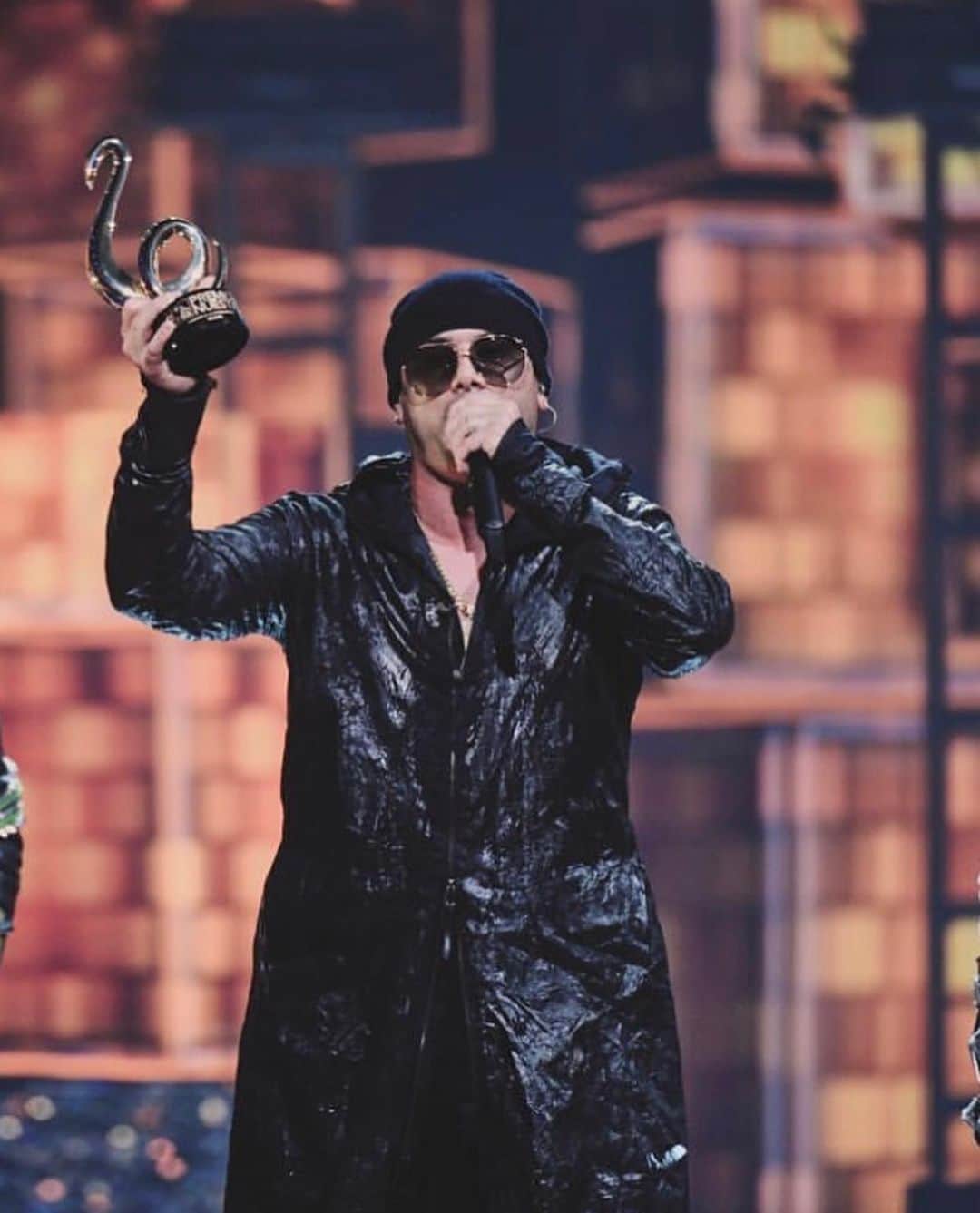 ウィジンのインスタグラム：「Olvide mencionar tantas personas que han sido parte importante de mi carrera, pero @yandel sin ti  yo no estuviera aquí hoy. Si yo merecía este premio tú lo mereces más .  Dios te bendiga gracias por los más de veinte años de carrera .  Gracias por tu legado,  en fin , gracias por todo. Dtb mucho a ti y a tu familia」