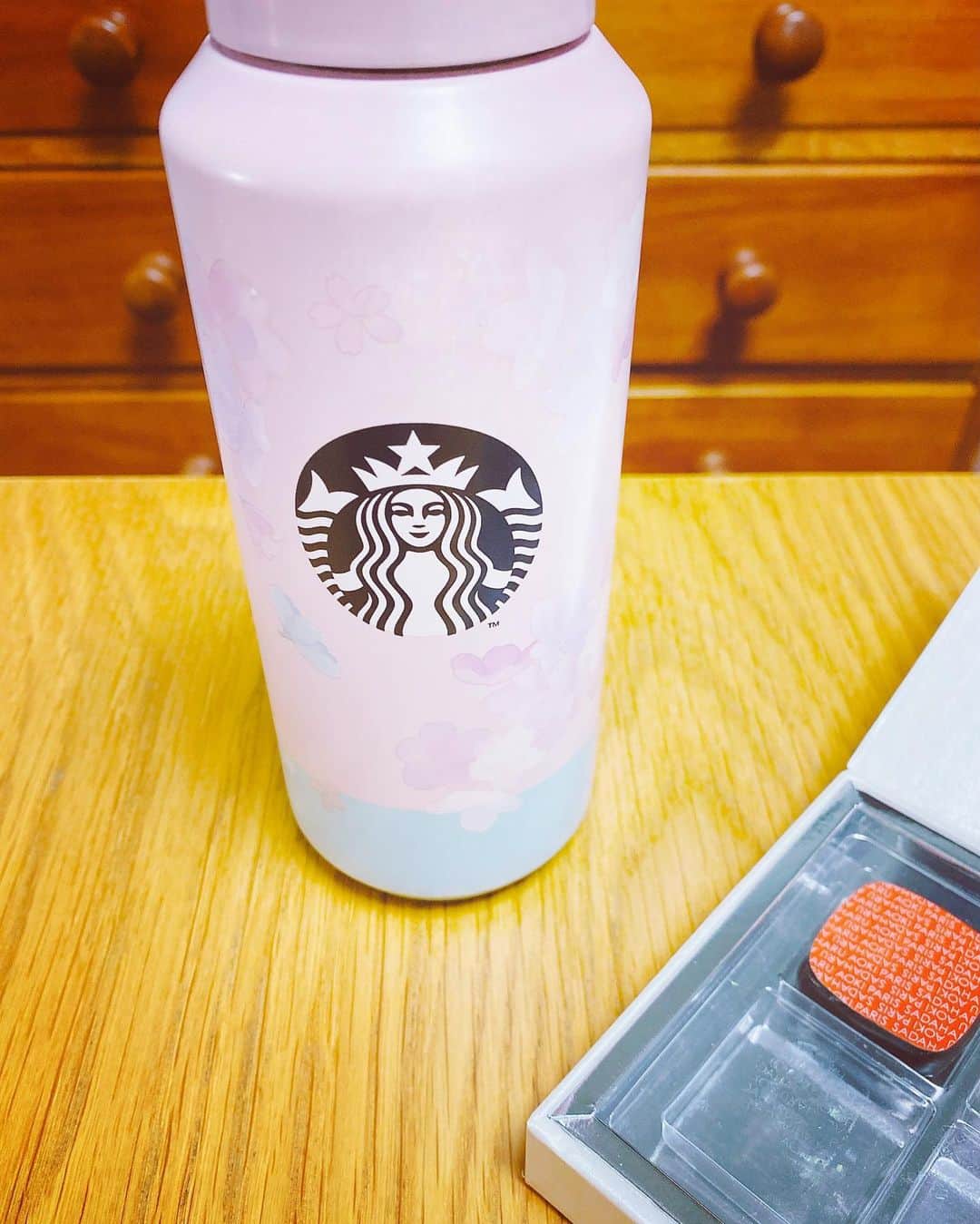 倉田雅世のインスタグラム：「ひと山越えて、ホッとしております。 しばし抜け殻になります笑 スタバのタンブラーかわええな🌸」