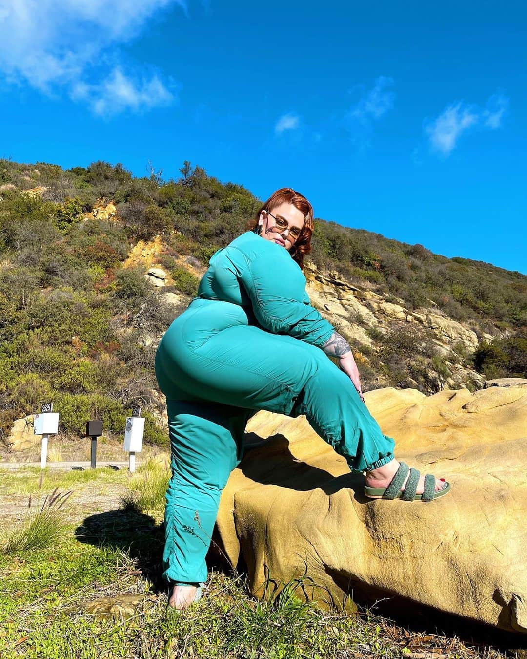 テス・ホリデーのインスタグラム：「Roadtrippin in my @fabletics this month & feelin’ so cute ☺️☺️☺️ I’m wearing the Mckenzie Woven jumpsuit in a 3x! Right now you can get 2 bottoms for $24, 50% off the rest of your order & free shipping when you become a VIP😎 #fableticsambassador」