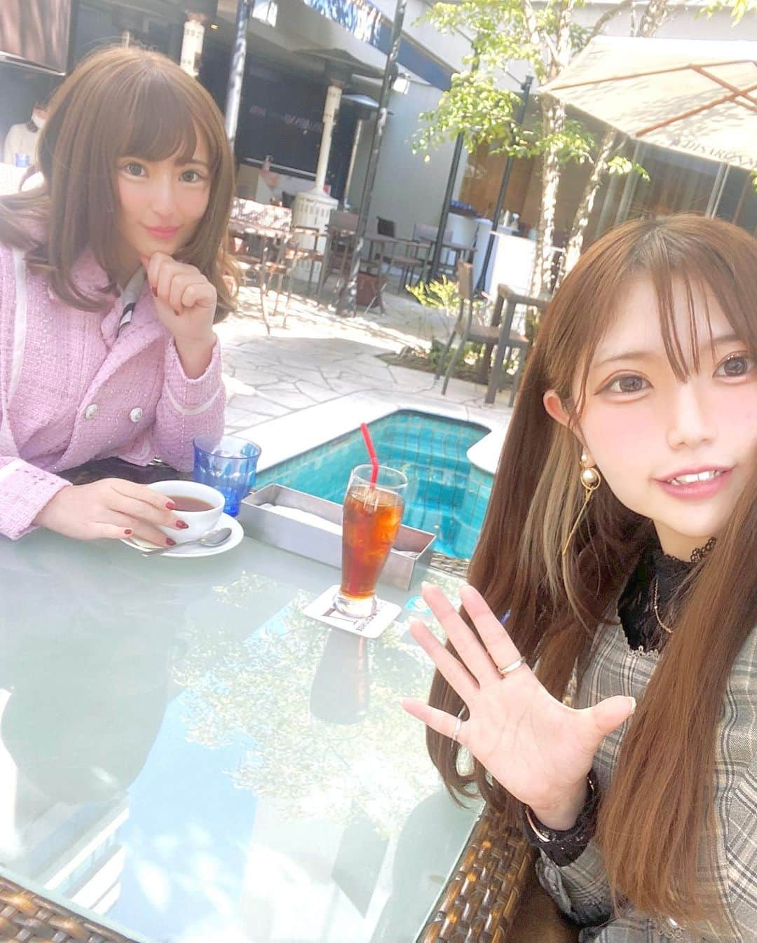 ゆーちゃんさんのインスタグラム写真 - (ゆーちゃんInstagram)「昨日はポカポカ天気の中めいちゃんとデート🤍@mei_kamiya   Clubhouseをきっかけに仲良くなって 人生においても自分の事業についてもいろいろアドバイスしてくれて純粋にカッコイイなぁって惚れ込みました 🥺  17歳で起業した大先輩からの言葉は偉大だった、 ゆちもこんなお姉さんになりたい🥺  可愛い見た目でえちえちなギャップが大好きです！ おっぱい爆弾トークたのしかったぁぁ( ⸝•ᴗ•⸝)♡  めいちゃんのおっぱいのボタンが弾け飛ぶ瞬間を見れたので しっかや自慢しておきます😎いいやろ〜〜(*´∨｀* )ﾉ   #347カフェ  #オシャレさんと繋がりたい #カフェ巡り #カフェ好きな人と繋がりたい #インスタ映え #青空 #可愛い #お姉さん #起業女子 #起業家 #大好き #すきぴ #女神 #网红  #抖音#粉我 #我的最愛 #时装 #性感  #好吃 #ootd #动漫 #角色扮演 #コスプレ #cosplay #코스프레 #グラビア #gravure」2月19日 13時25分 - yurina_era999