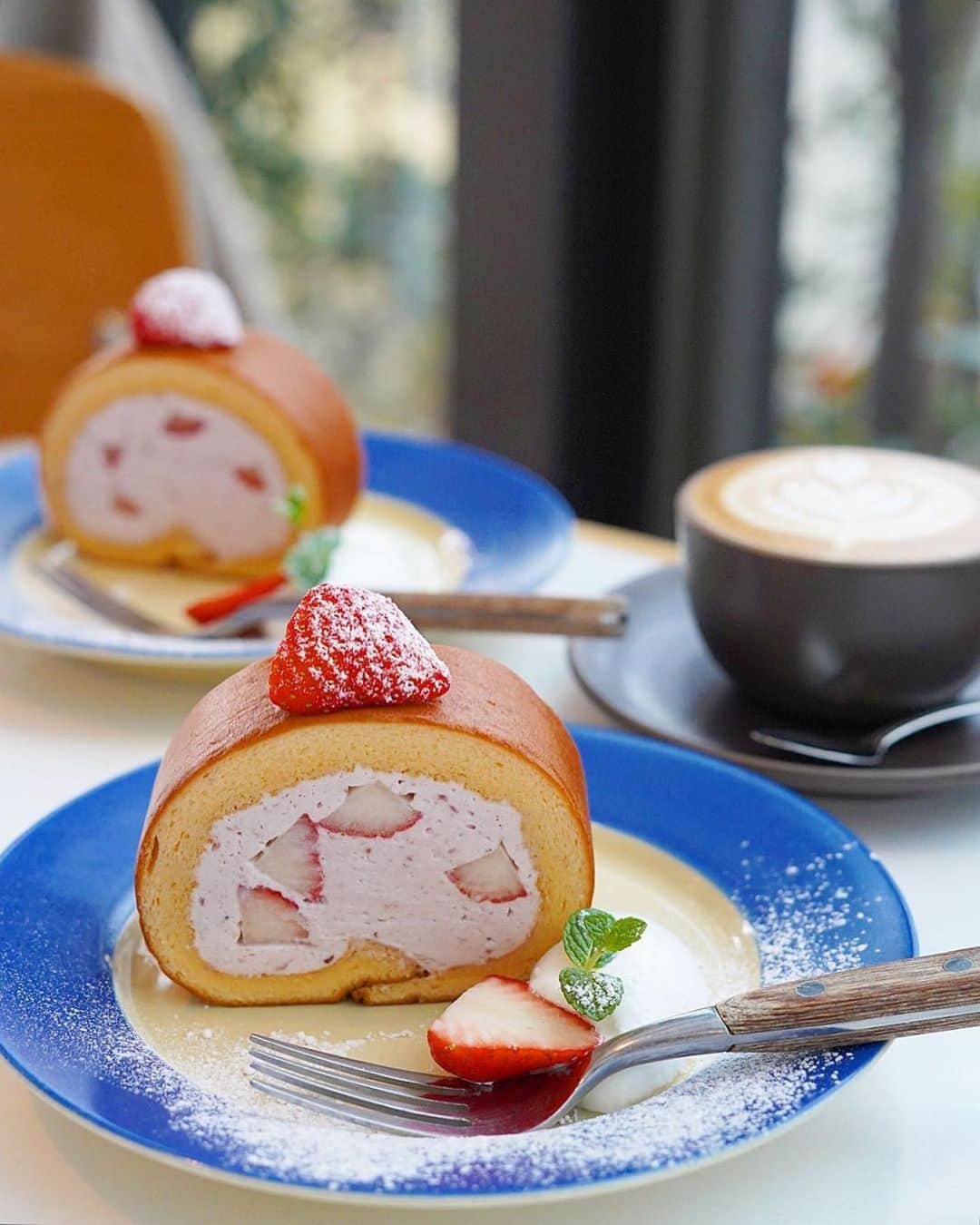 ONIJUS COFFEE VILLAGEのインスタグラム：「. 🍓🍓🍓 苺のふわふわロールケーキ、数量限定ですが大人気です^_^  Great 📷 @__hideha7916__ *** 𓂃𝑜𝑛𝑖𝑗𝑢𝑠 𝑐𝑜𝑓𝑓𝑒𝑒 𝑣𝑖𝑙𝑙𝑎𝑔𝑒𓂃  オニジャスへ𓂃🚗 この空間やっぱり好きだなぁ𓂃♡  𝒄𝒐𝒇𝒇𝒆𝒆と𝒓𝒐𝒍𝒍𝒄𝒂𝒌𝒆でオヤツ時間🌿  * * #大阪カフェ#富田林カフェ#喜志カフェ#onijascoffeevillage#onijas#オニジャスコーヒー」