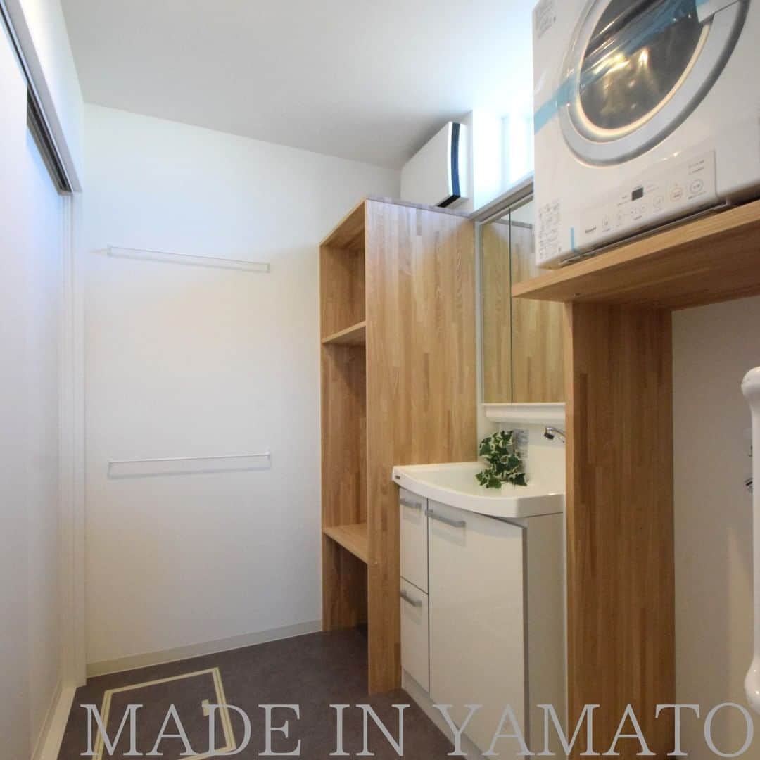 YAMATOの家さんのインスタグラム写真 - (YAMATOの家Instagram)「洗濯物がすぐに＆ふっくらと乾く、#ガス乾燥機 の #乾太くん を導入した #洗面脱衣室 。 乾燥機の架台と、奥の可動棚は製作です。  奥の壁には、タオルなどを掛ける #アイアンバー を取り付けました。 オーナー様ご家族の生活スタイルにあわせた、使い勝手の良い洗面脱衣室です！  MADE IN YAMATO . . #YAMATOの家 #快適な暮らし #設計 #自宅 #御殿場 #小山町 #裾野 #設計事務所 #マイホーム #注文住宅 #デザイン #新築 #家 #インテリア #住宅 #設計士 #設計士とつくる家 #建築士 #web内覧会 #マイホーム計画中の人と繋がりたい #乾燥機」2月19日 13時28分 - yamato_house