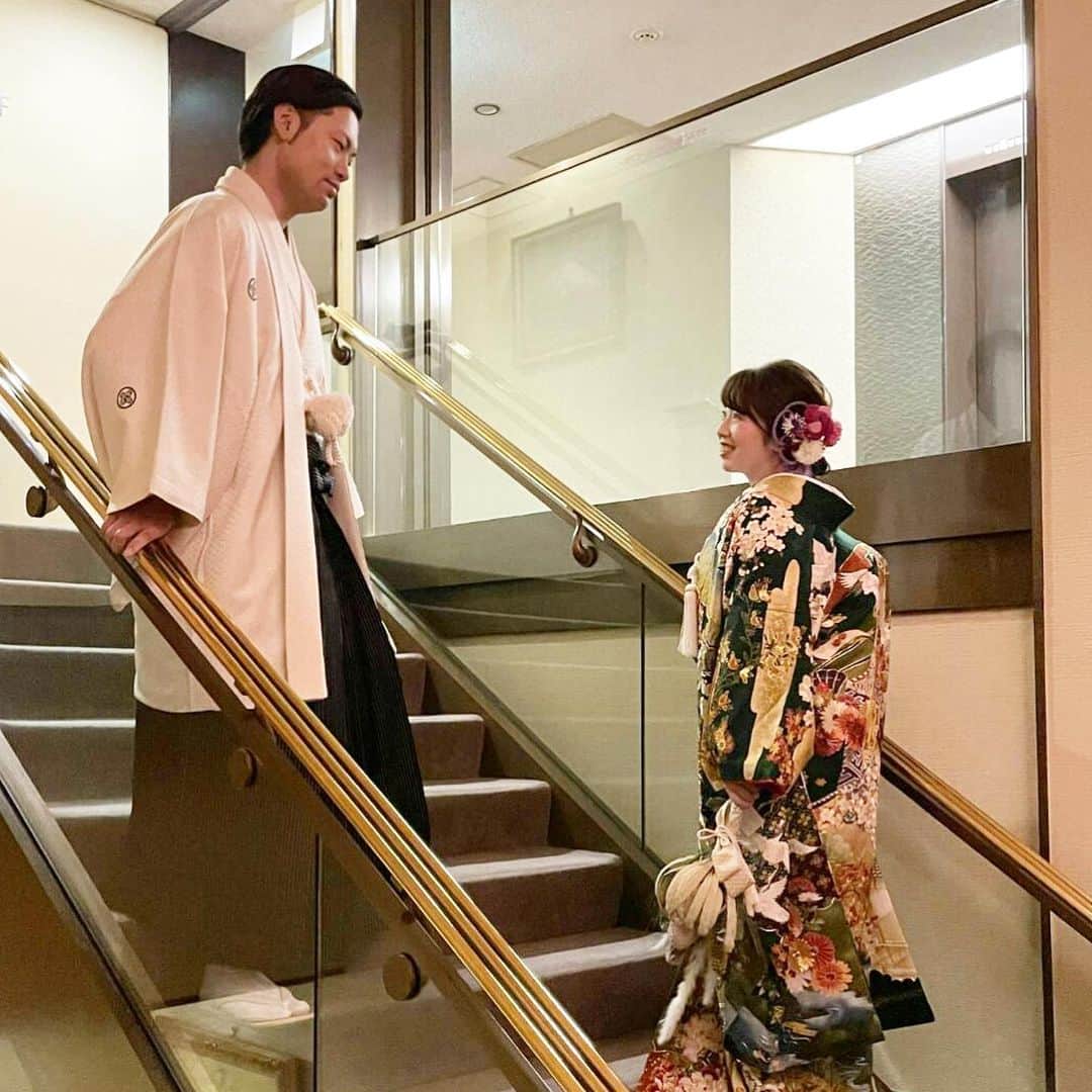 ホテルキャッスル　HOTEL CASTLEさんのインスタグラム写真 - (ホテルキャッスル　HOTEL CASTLEInstagram)「皆さまいつもご覧頂きありがとうございます😊  今日はブライダルから《和装の前撮り》をご紹介させて頂きます👘  よく新郎新婦様から和装についての質問や不安点を頂くことがあります。  それは ・和装を着ると料金が上がるのではないか ・お支度の時間が長くなり中座の時間が増えるのではないか ・したかった演出の時間がとれないのではないか などです💁‍♀️  確かに和装はお衣装も高くなりますしお支度の時間もかかります💦  でも和装はとっても素敵で親御様からの推薦もあったりするのが事実…。  そんな時にお勧めなのが《和装の前撮り》👘✨  ゆっくりと支度ができ館内や外に出て庭園でのロケーション撮影も可能です📸💕 これからは桜の下での撮影なんかも素敵ですよ🌸  一生に1度の結婚式❤️ 諦めずに前撮りでやりたかったことを叶えちゃいましょう💁‍♀️  前撮りのお写真でウエルカムボードを作成するのもお勧めです✨  ホテルキャッスルはお陰様で40周年を迎えます。 おすすめのプランもご用意しておりますので是非ホームページもご覧下さいませ㊗️  #ホテルキャッスル山形  #ホテルキャッスル40周年 #ブライダル #bridal #結婚式 #wedding #ホテルウエディング #プレ花嫁 #プレ花嫁さんと繋がりたい  #プレ花嫁準備  #前撮り #和装 #和装の前撮り #2021春婚 #2021夏婚 #2021秋婚 #2021冬婚」2月19日 13時32分 - hotelcastle_yamagata