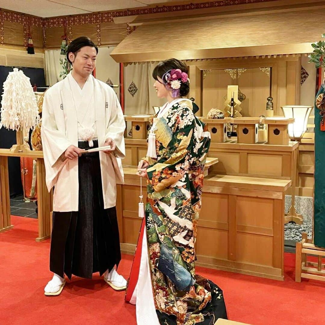 ホテルキャッスル　HOTEL CASTLEさんのインスタグラム写真 - (ホテルキャッスル　HOTEL CASTLEInstagram)「皆さまいつもご覧頂きありがとうございます😊  今日はブライダルから《和装の前撮り》をご紹介させて頂きます👘  よく新郎新婦様から和装についての質問や不安点を頂くことがあります。  それは ・和装を着ると料金が上がるのではないか ・お支度の時間が長くなり中座の時間が増えるのではないか ・したかった演出の時間がとれないのではないか などです💁‍♀️  確かに和装はお衣装も高くなりますしお支度の時間もかかります💦  でも和装はとっても素敵で親御様からの推薦もあったりするのが事実…。  そんな時にお勧めなのが《和装の前撮り》👘✨  ゆっくりと支度ができ館内や外に出て庭園でのロケーション撮影も可能です📸💕 これからは桜の下での撮影なんかも素敵ですよ🌸  一生に1度の結婚式❤️ 諦めずに前撮りでやりたかったことを叶えちゃいましょう💁‍♀️  前撮りのお写真でウエルカムボードを作成するのもお勧めです✨  ホテルキャッスルはお陰様で40周年を迎えます。 おすすめのプランもご用意しておりますので是非ホームページもご覧下さいませ㊗️  #ホテルキャッスル山形  #ホテルキャッスル40周年 #ブライダル #bridal #結婚式 #wedding #ホテルウエディング #プレ花嫁 #プレ花嫁さんと繋がりたい  #プレ花嫁準備  #前撮り #和装 #和装の前撮り #2021春婚 #2021夏婚 #2021秋婚 #2021冬婚」2月19日 13時32分 - hotelcastle_yamagata