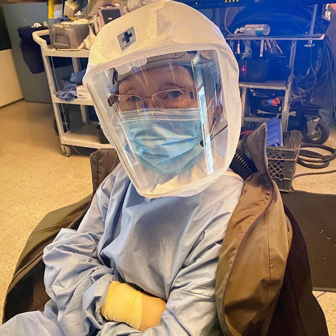E! Onlineさんのインスタグラム写真 - (E! OnlineInstagram)「This is your #TGIT reminder that Bokhee from Grey’s Anatomy is a scrub nurse IRL. ➡️💙 (📷: @thebokheean)」2月19日 13時46分 - enews