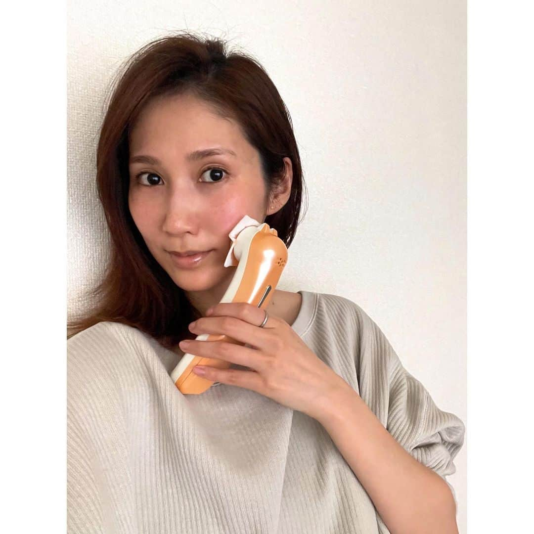 春輝のインスタグラム：「お酒飲んでクッキーとピザ食べたら翌朝浮腫みまくります😇当然  飲んだ翌日はセルベスターパーソナルにすがります🥺 イオン導入&超音波で、浮腫みもとってくれたり、保湿、肌のハリツヤ回復、引き締め、クレンジング機能を使えば毛穴の汚れだってとってくれるし優秀なんです🌞 機能が3つにまとめられているのでシンプルで使いやすい👏 美容に疎い私ですがこれは使い続けてます！  マスクの着用が必須になった昨今に加え、花粉症シーズン到来ともなるとお肌揺らぎまくりですよ🤦 春は特に使用頻度高め💆‍♀️  @nao0530yuragi が使ってる物は何でも興味持っちゃいます。 説明もわかりやすいし、なんといっても効くんだもんんんん  #cellbestarpersonal#美顔器 #春輝#Haruki」