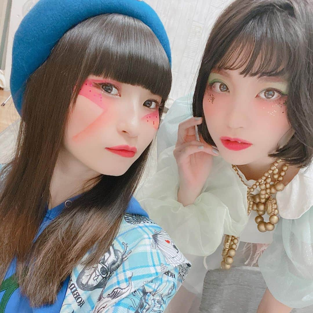 ピンキー！☆藤咲彩音さんのインスタグラム写真 - (ピンキー！☆藤咲彩音Instagram)「「あらどうも。今から2人でスーパーにいくのよ。あなたもどう？」と言わんばかりの画  #でんぱ組 #写真集 #でんぱ組オフィシャルメモリアルブック📚  #ねもちゃん #ピンキー #この格好でスーパー行ったらヒーローになれる気がする」2月19日 13時48分 - pinky_ayane