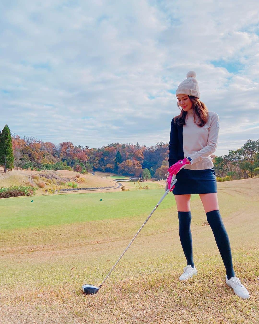 松井由貴美のインスタグラム：「* この日は全身 @taylormade_golf_japan_apparel_ 🏌️‍♀️ .  お仕事で着させてもらってるから 撮影しながら欲しいのチェックしてる😁 .  シンプルで機能的なものが多いし、 着やすい生地もお気に入り💘 .  今年は初めて真冬もゴルフしてる🤣 .  #taylormadegolf #golfwear #fashion #ゴルフ女子」