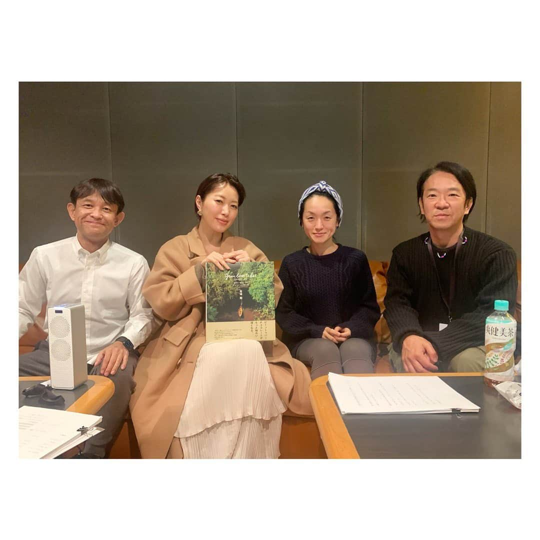 坂本美雨さんのインスタグラム写真 - (坂本美雨Instagram)「東京・中目黒にあるチョコレートショップ『green bean to bar CHOCOLATE』 @greenbeantobar_chocolate 代表の安達建之さんを追ったドキュメンタリー映画 『 The Taste of Nature 世界で一番おいしいチョコレートの作り方 』のナレーションを担当しました。 Amazon Prime Videoで公開されています！  まだ誰も体験したことのない新しいチョコレートを求めて、南米アマゾンへ野生のカカオを探しに行く安達さんの旅路を監督の長谷川友美さんが約2年半かけて密着。美しい映像とともにチョコレートの奥深い世界を描いています。  Prime会員の方は無料でご視聴いただけます。 . .  ♦︎作品概要♦︎ いったい、世界で一番美味しいチョコレートは、どうやって作られているのだろう？ 友人から偶然もらった一枚の「ビーン・トゥ・バー・チョコレート」が、ひとりの日本人の運命と世界を大きく変えた。 最高のカカオを探しに世界中を回り、自身の店をオープン。その後、たった2年でパリの「サロンドゥショコラ」をはじめとする、世界有数のチョコレート・アワードを次々と手にしていった。 さらなる高みを目指す彼が追い求めるのは、まだ誰も見た事の無いチョコレート。 しかし、それを探す南米アマゾンのジャングルの旅路には、想像を絶する出来事が次々と待ち受けていたのだった、、、。  全世界のチョコレート・ラヴァーズたちに送る、甘いだけじゃないチョコレートの世界を描いたドキュメンタリー。およそ2年半にわたる南米ロケーションを通じて、その秘密に迫ります。 ♦︎ ♦︎ ♦︎」2月19日 13時41分 - miu_sakamoto