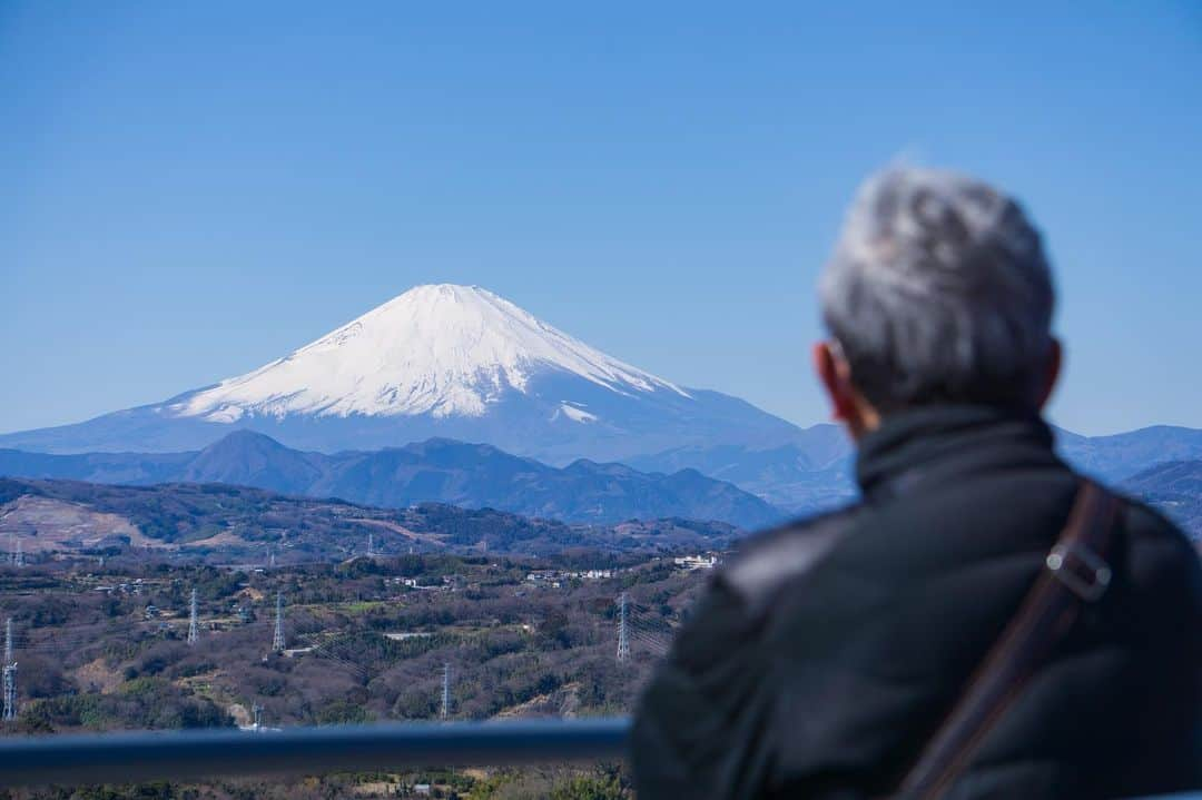 平塚市さんのインスタグラム写真 - (平塚市Instagram)「* 湘南平の見事な富士山に 訪れた人たちは釘付け！ *** #手をつなぎたくなる街 #hiratsukagood #hiratsuka#平塚 #湘南平#眺望 #🗻#富士山#富士 #mtfuji#fujiyama #mtfujipic #mtfujiphoto_ig #worldheritage #fugaku#展望台 #空#青空#晴天 #週末の過ごし方 #日々#暮らし #instagramjapan#igersjp」2月19日 13時43分 - hiratsukagood