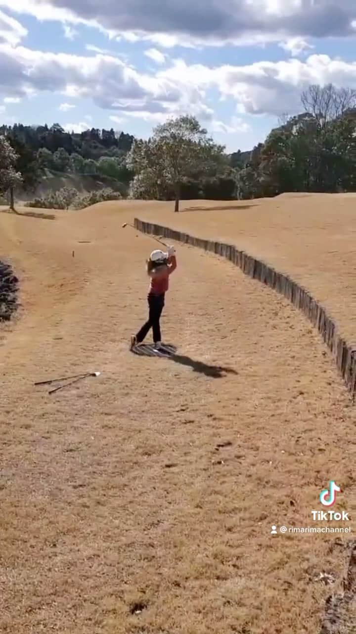 小川真理恵のインスタグラム：「私のゴルフライフ⛳️🏌️‍♀️#ゴルフ#池ぽちゃ」