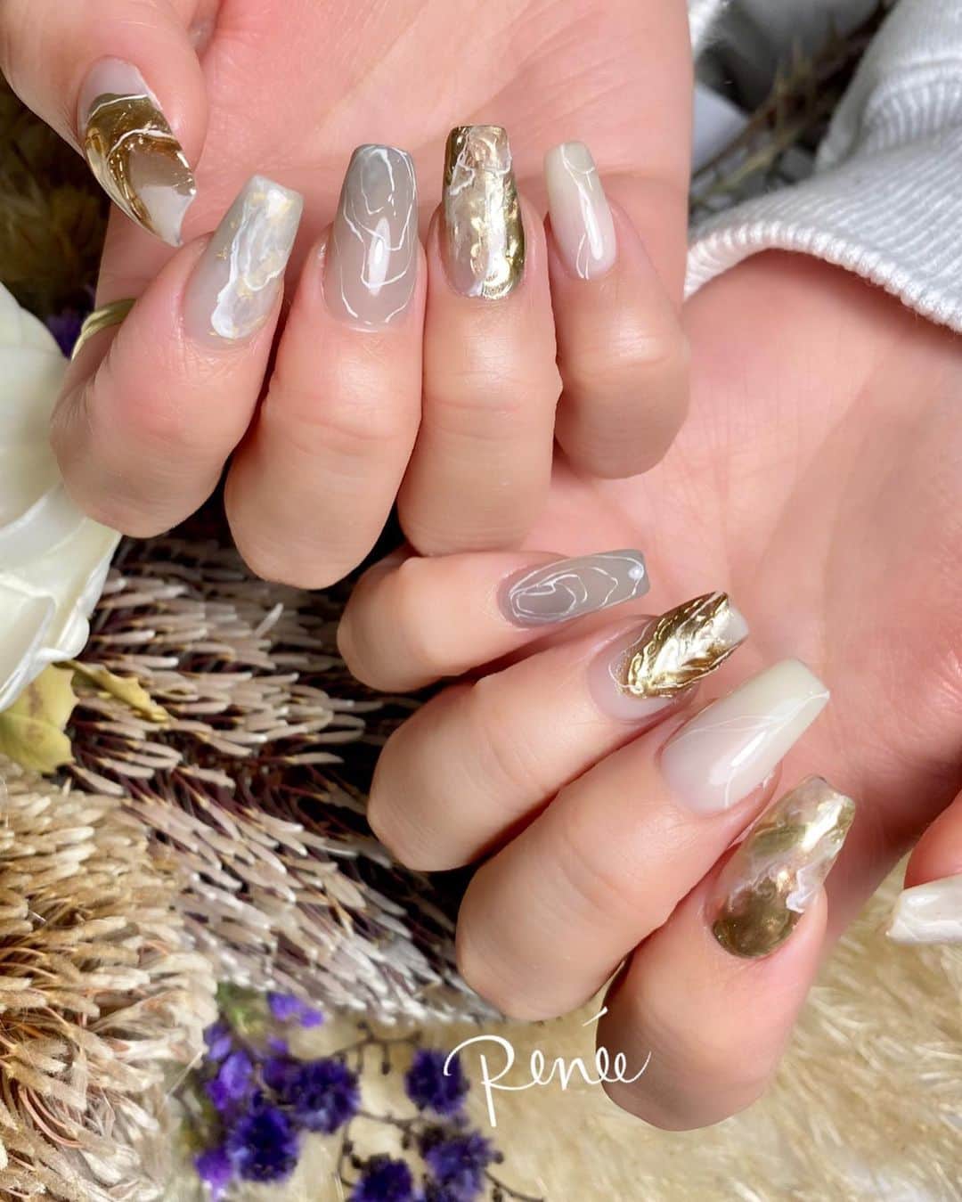ネイルサロンレネのインスタグラム：「design by @renee_haruna.24   他店に行かれて、何本か折れた状態で帰ってきたお客様🥺  3本長さ出ししてるけど、 どの指かわかりますか？🥰  やっぱりここがいいって 言ってもらえるほど、 嬉しい事はない！！  #ニュアンスネイル  nailsalon Renée®︎﻿ ￣￣￣￣￣￣￣￣﻿ TV.メディア出演﻿ スタッフ全員資格保持者﻿ カラー300種類以上﻿ パーツ1000種類以上﻿ 雑誌掲載デザイン多数﻿ ﻿ ﻿ ﻿ ▫︎Renée梅田本店﻿ 【open-close】10:00〜21:00﻿ 【定休日】不定休﻿ 【add】大阪市北区堂山町15-23-908﻿ ﻿ ▫︎Renée les deux梅田店﻿ 【open-close】10:00〜21:00﻿ 【定休日】不定休﻿ 【add】大阪市北区堂山町15-23-1003﻿ ﻿ ▫︎Renée by Beauland Ashiya芦屋店﻿ 【open-close】10:00〜21:00﻿ 【定休日】不定休﻿ 【add】芦屋市業平町6-11 Ashiya grotto 302﻿ ﻿ ﻿ ﻿ ﻿ ▶︎▶︎▶︎初回クーポンご利用頂けます﻿ ￣￣￣￣￣￣￣￣￣￣￣￣￣￣￣￣﻿ ご予約はプロフィールTOPのリンク内﻿ URLをご利用下さい。﻿ ﻿ ﻿ ﻿ メニューに迷った方やご相談は…﻿ ﻿ 　　🤍Renée公式LINE🤍﻿ ─────────────﻿  【@bos7903t】←※@から入力🔍﻿ ﻿ ﻿ ﻿ ﻿ ﻿ #nail#nails#gelnails#nailart#ネイル#ジェルネイル#美甲#네일#젤네일#nailsalonrenee#ネイルサロンレネ﻿ #大阪ネイルサロン#梅田ネイルサロン#芦屋ネイルサロン#神戸#芦屋#beauland#ビューランド﻿ #芦屋ネイルサロン#love#instagood」