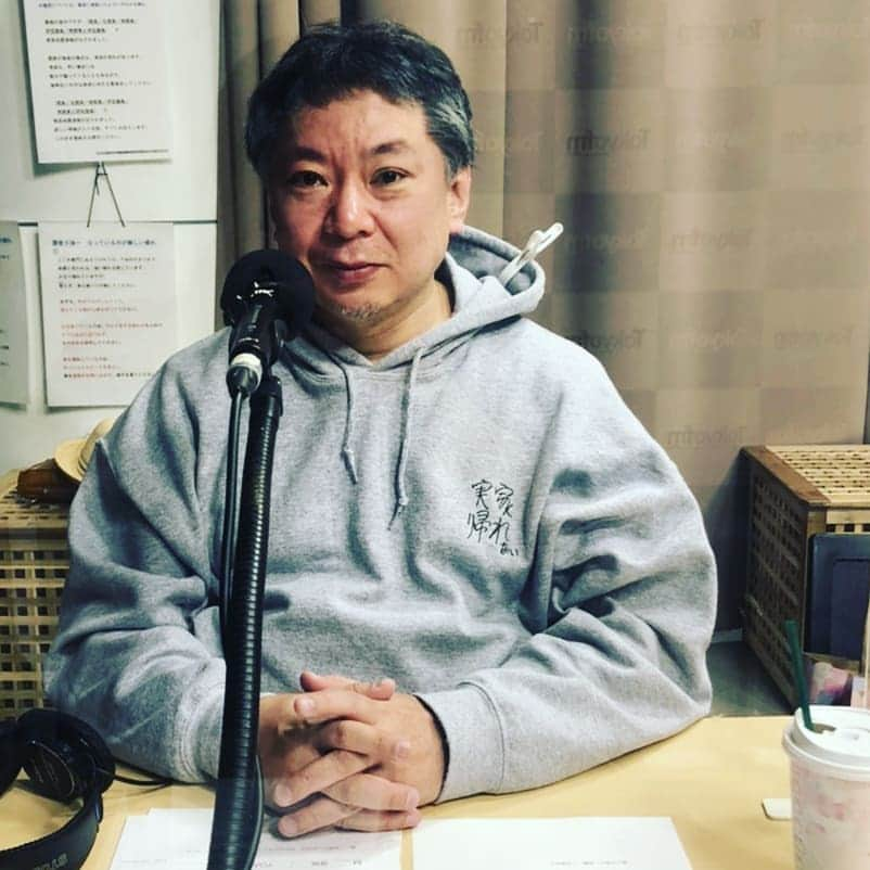 鈴木おさむさんのインスタグラム写真 - (鈴木おさむInstagram)「今日、ラジオに行ったら、陣くんに「おさむさん、パーカーに洗濯バサミがついてます」と。 ここに来るまで気づきませんでした！陣くん、言ってくれてありがとう。 めちゃくちゃ恥ずかしかったですが！48歳のおじさん、おちゃめな部分もあるなと。」2月19日 13時54分 - osamuchan_suzuki