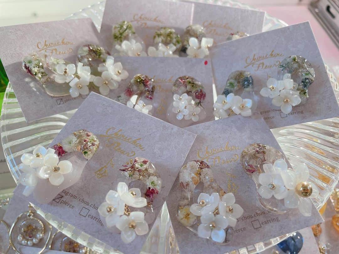 Fleur Fleurのインスタグラム：「［Chou chou Fleur 🦋］ 有一個來自：愛知縣名古屋嘅品牌 手工非常非常之難 絕對絕對唔係一般耳環可以比 呢一個係我哋staffs對佢嘅評價😏😏😏👌🏻  chou chou fleur係我哋留喺第二三日才推出嘅品牌！ 所以呢個市集不間斷咁有新品推出㗎🥳🥳🥳🌸 第一日黎完，咁第二日係咪要再嚟呢 🙈🤌🏻🤌🏻  每一個品牌有驚喜 我哋會不停咁update🥰👌🏻👌🏻👌🏻 真係非常之鼓勵大家喺呢四日市集都上嚟參觀 我哋今日星期五嘅營業時間係：  星期五下午1點到9點 星期六下午1點到9點 星期日下午1點到9點  總共有四日😋😋😋😋✨ 請留意番每個品牌只係暫時會做一次市集 賣晒嘅真係會非常之限量㗎🤷🏻‍♀️🙈💗💗💗 呢個禮拜日可以早啲上嚟參觀添😘😘😘💞」