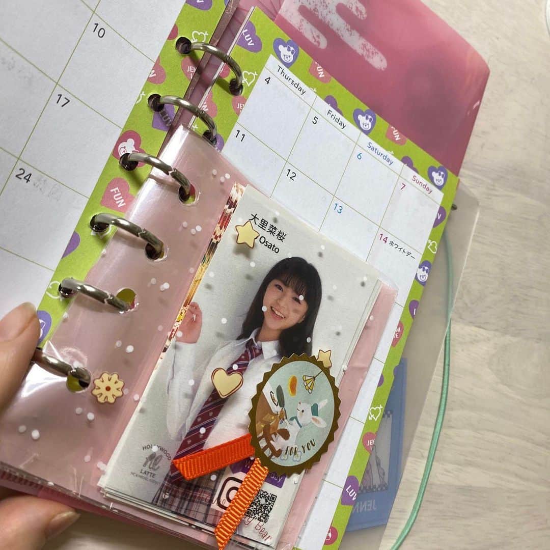 ニコ☆プチさんのインスタグラム写真 - (ニコ☆プチInstagram)「ナオのふろくの使い方🐈 袋をつけるとシールやカードをいれられて便利😚💗  カラフルで可愛い手帳♡ 菜桜は名刺やカードを入れられる袋を作って 自分用にカスタマイズしたよ。 付属のシールも入れておけば 予定が入った時にすぐに貼れるしいい感じ。  NAO  #ニコプチ #ニコプチふろく #プチモのふろくの使い方  #ニコプチふろくのある生活  #ジェニィラブ #jennilove #ふろく #大里菜桜」2月19日 14時00分 - nicopuchi_official