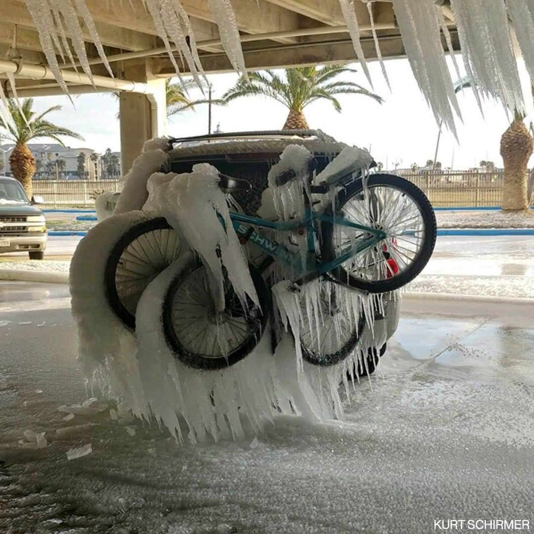 ABC Newsさんのインスタグラム写真 - (ABC NewsInstagram)「A Texas resident found their SUV frozen in ice after pipes burst inside a Galveston parking lot during devastating winter storm.」2月19日 14時01分 - abcnews